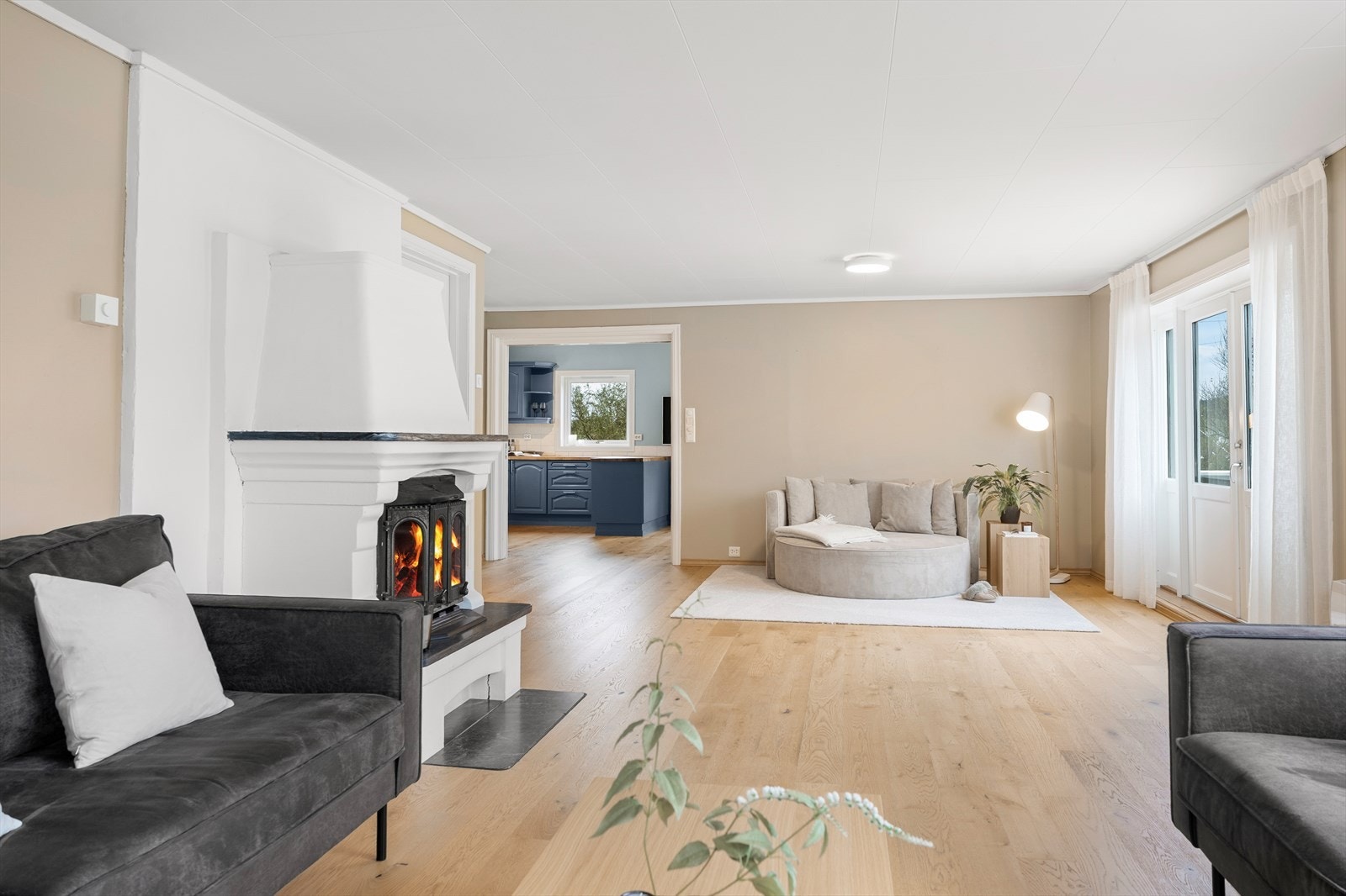 Stilfull stue med plass til både sofakrok og spisebord. Galleribilde