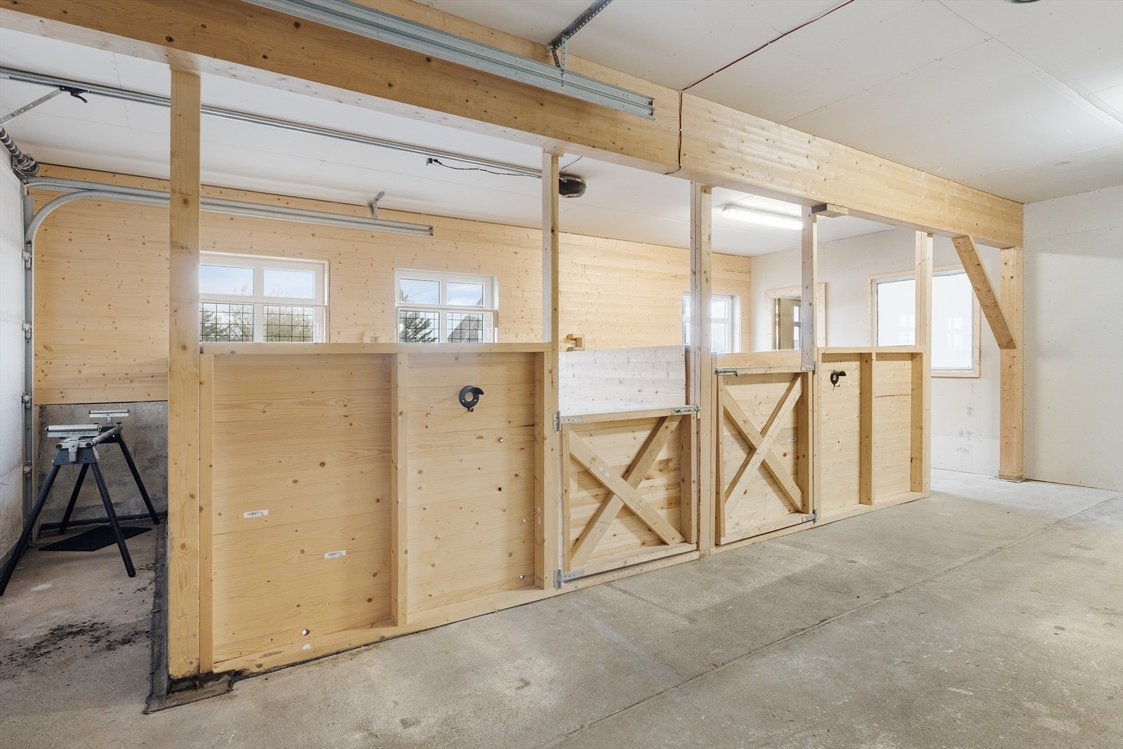 Praktisk stall med plass til flere hester og utstyr. Galleribilde