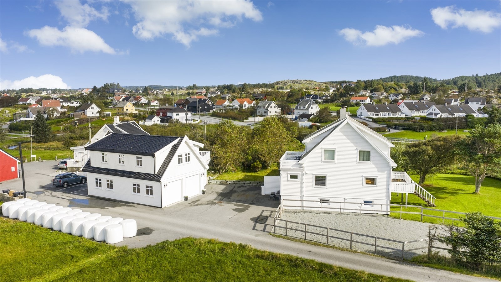 Landlig idyll med stor tomt og rom for drømmer - her er det plass til både folk og firbeinte. Galleribilde