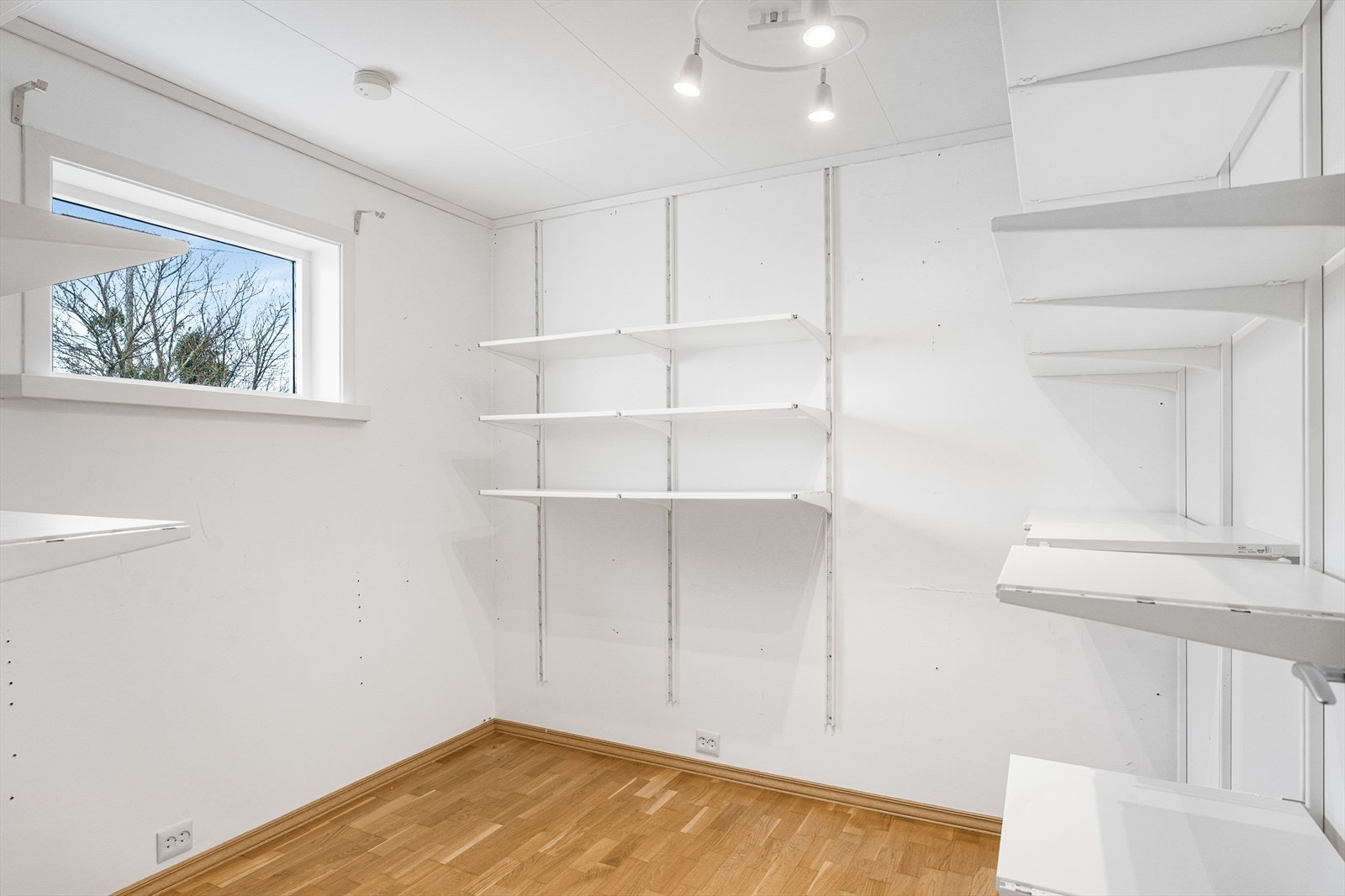 Garderoberom i hovedetasjen. Galleribilde