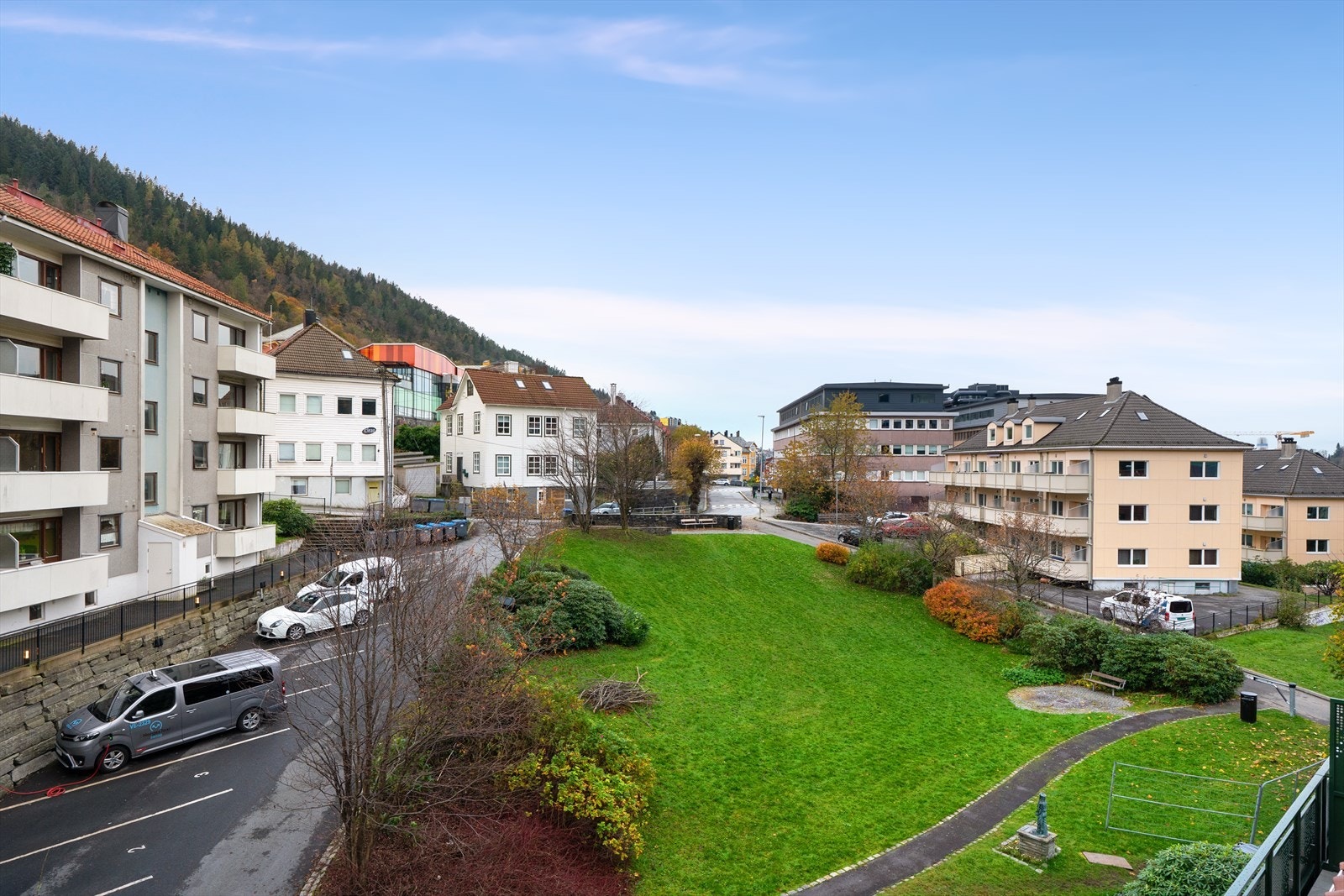 - Koselig gresslette rett ved leiligheten som kan nytes på solfylte dager - Galleribilde