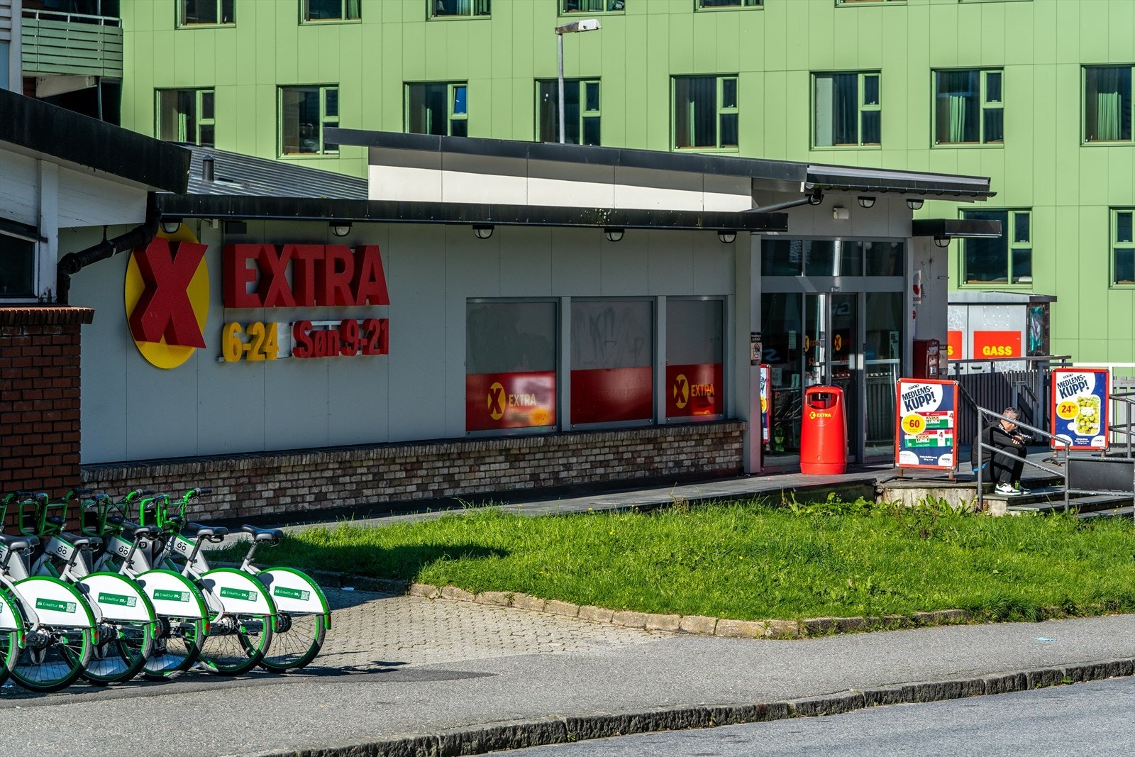- Kun 1 minutters gange fra leiligheten finner du Coop Extra Danmarksplass, som også holder søndagsåpent - Galleribilde