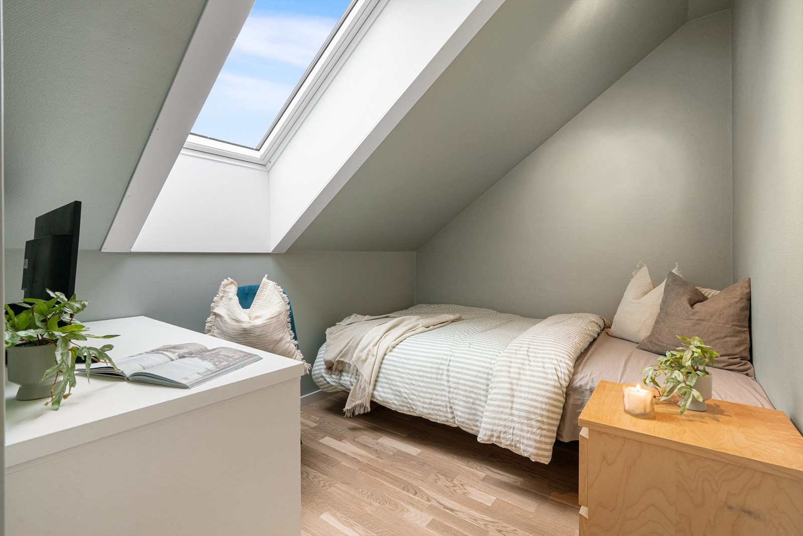 - Kontor innredet som soverom med plass til seng, kommode og skrivepult (ikke godkjent for varig opphold) - Galleribilde