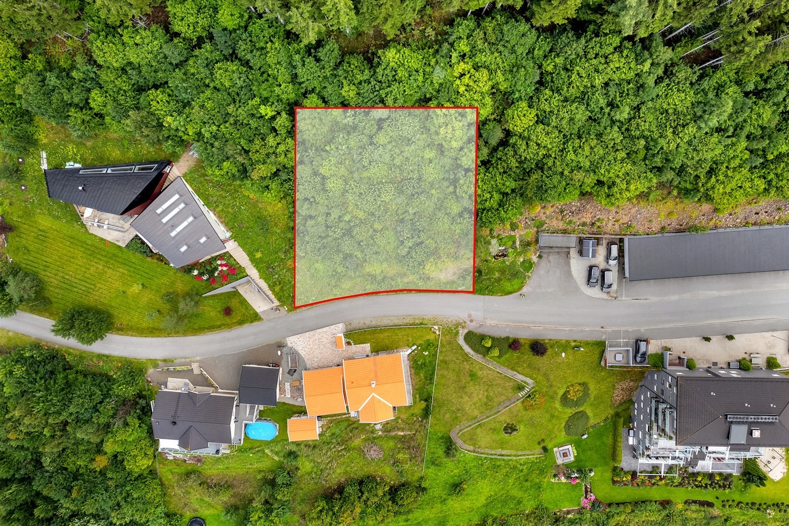 Tomten er på ca. 752 kvm. og regulert til frittliggende enebolig med mulighet for sekundærleilighet Galleribilde