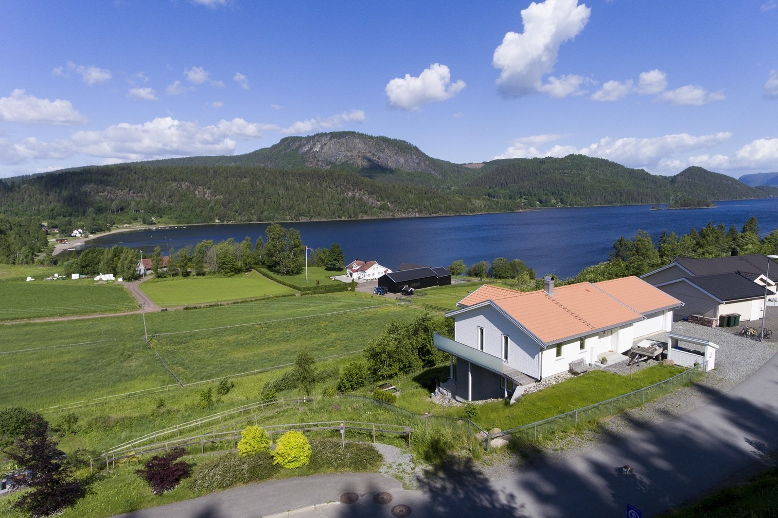 Tomten ligger i skrånende terreng, slik at man får utsikt over foranliggende bebyggelse. Vann og avløp, samt strøm og fibertilkobling nær/ved tomtegrense Galleribilde