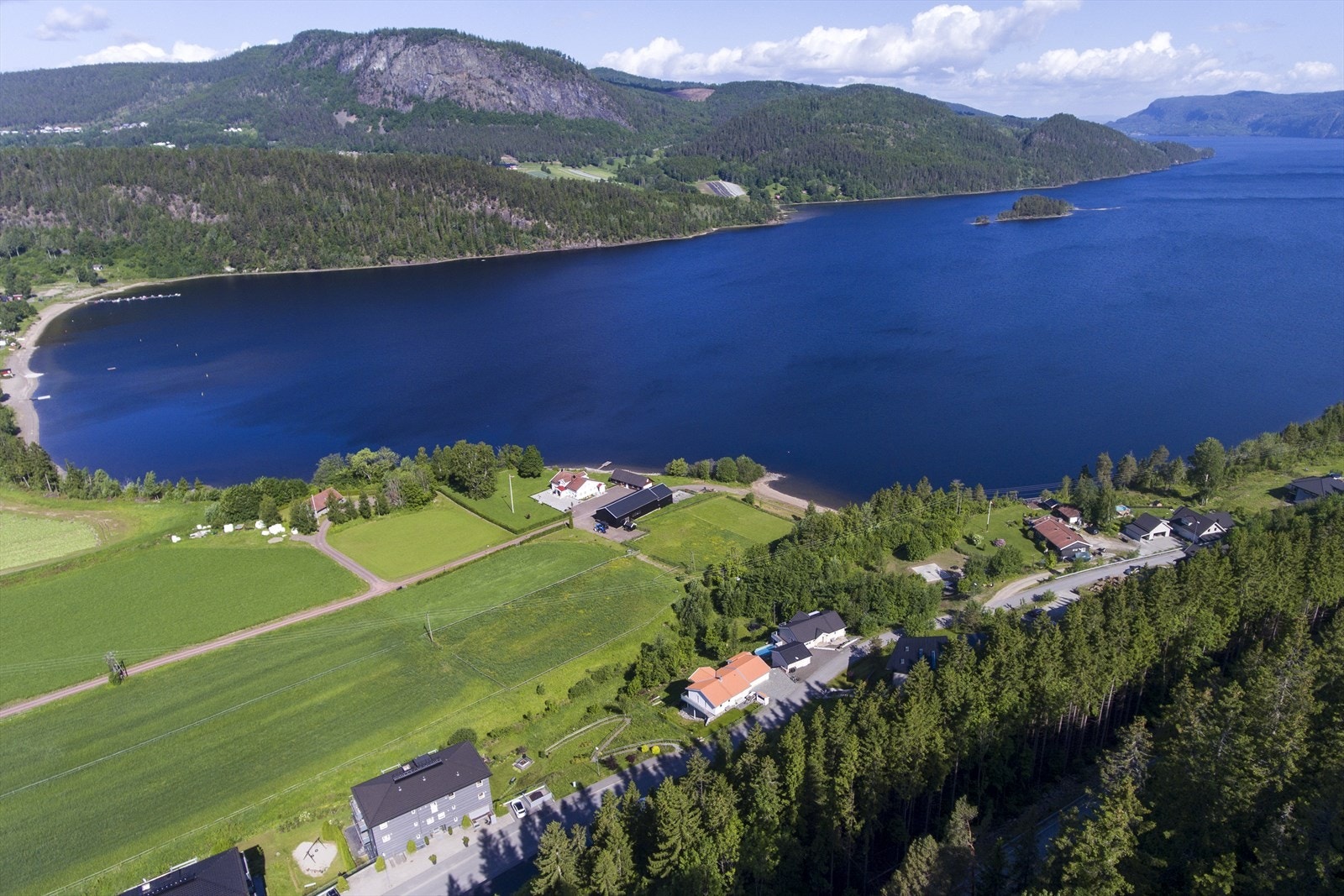 Flott, naturskjønn utsikt utover Holsfjorden og Hørtekollen Galleribilde
