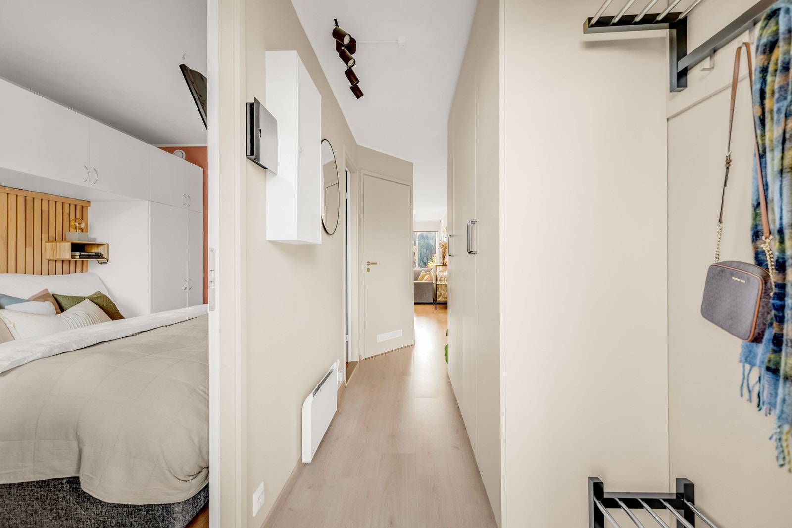 Leiligheten har tidløs standard fra byggeår med praktiske løsninger og balansert uttrykk. Galleribilde