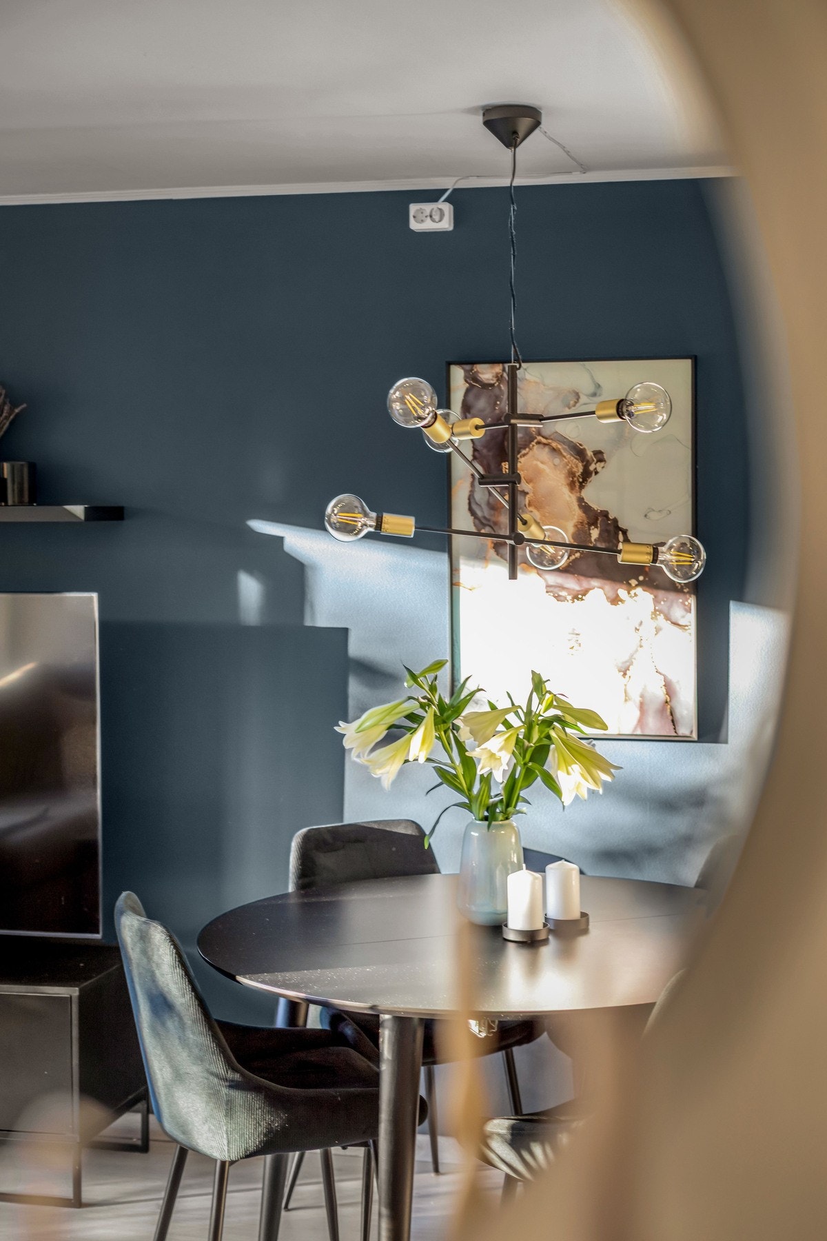 Felleskostnadene utgjør kr. 4.051,- i mnd og inkluderer kommunale avgifter felles bygningsforsikring, kabel-tv, brøyting/strøing/feiing og div drift/vedlikehold. Galleribilde