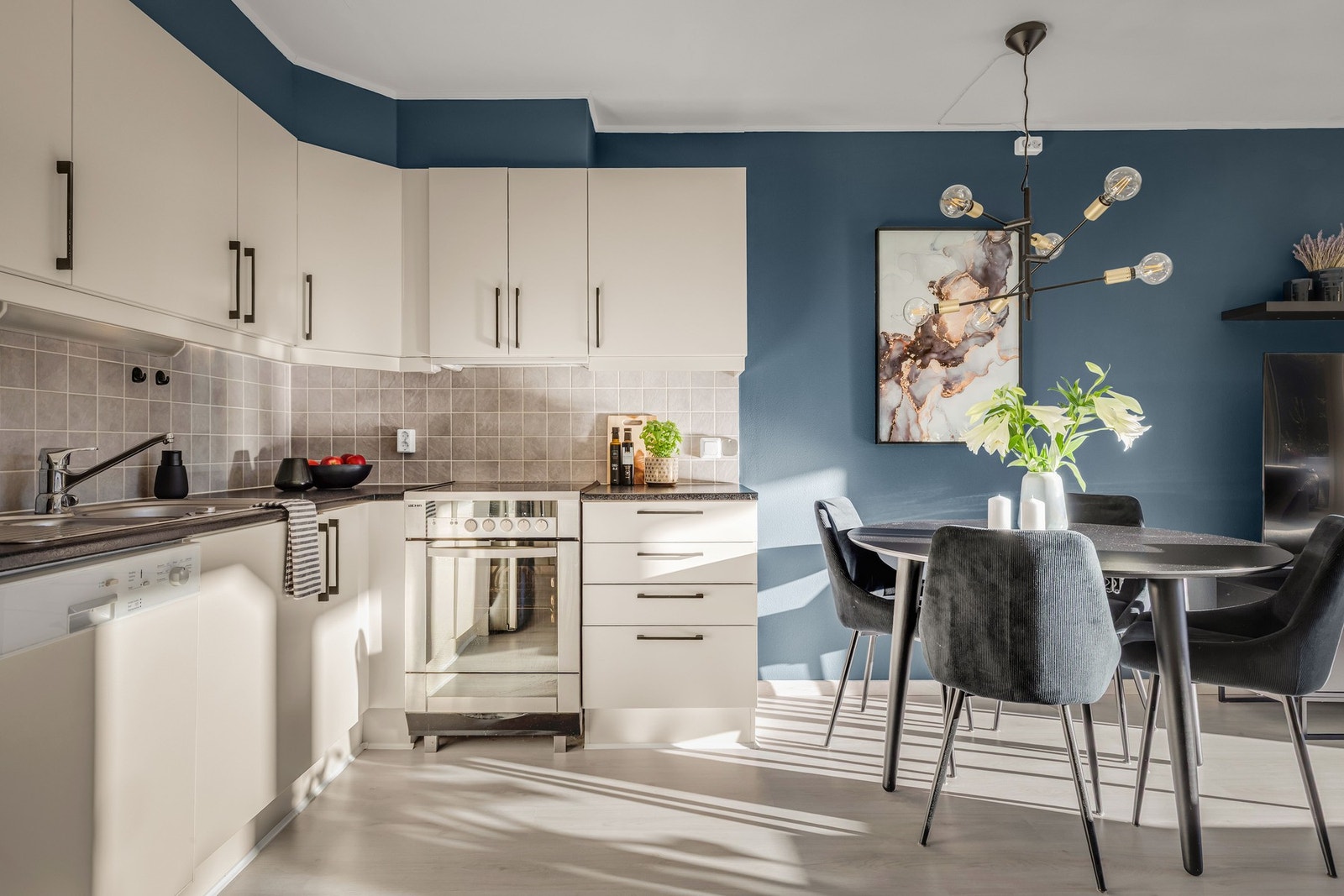 Funksjonell kjøkkenløsning med plass til et mindre spisebord. Galleribilde