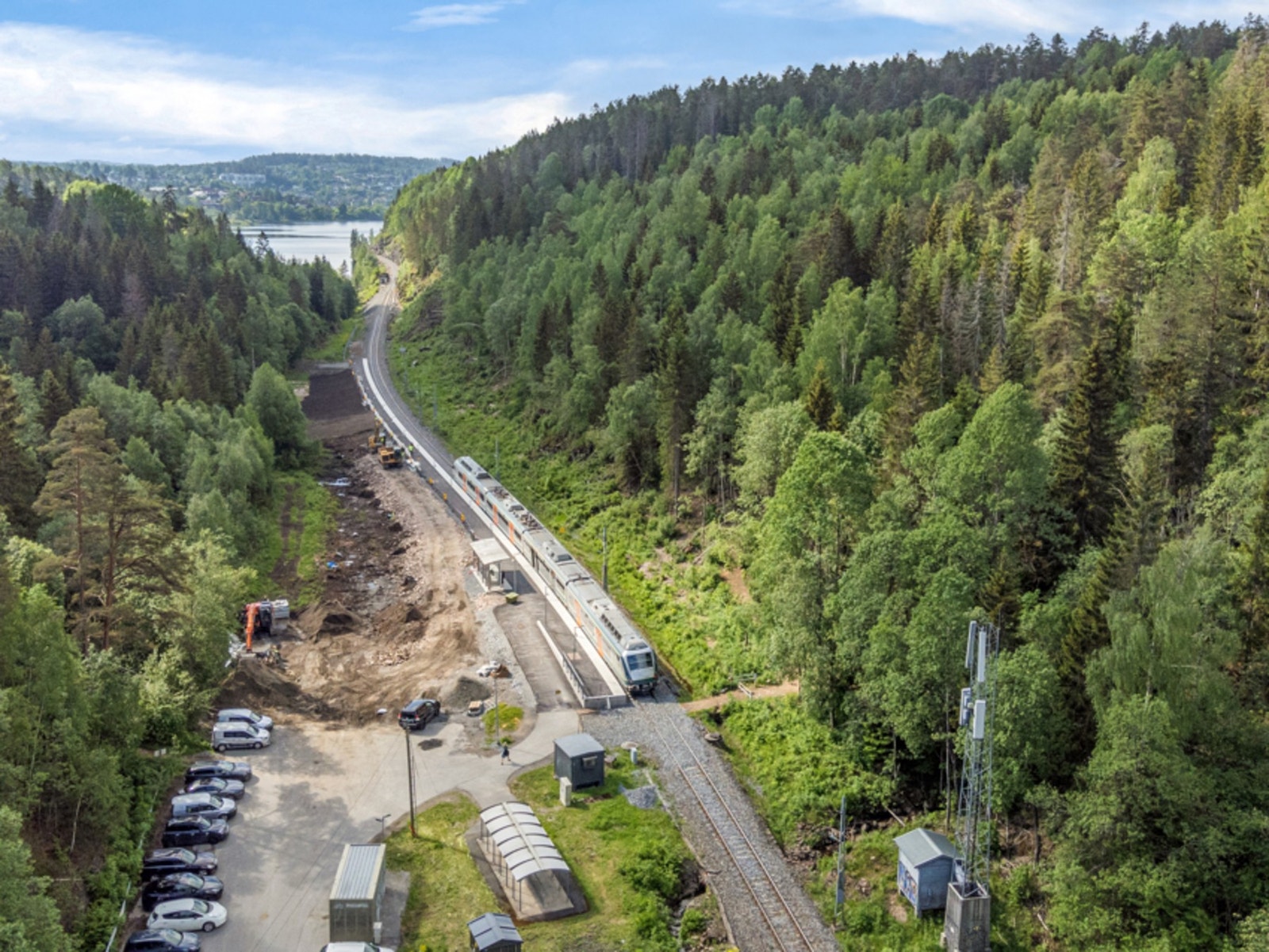 Det er en liten rusletur ned til Gullhella togstasjon. Herfra går det tog mot Heggedal/Spikkestad og innover mot Asker/Sandvika/Oslo. Galleribilde