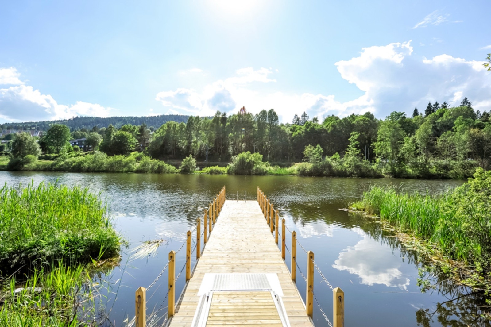 Bondivann ligger også en kort sykkeltur unna. Her kan man både bade og fiske. Galleribilde