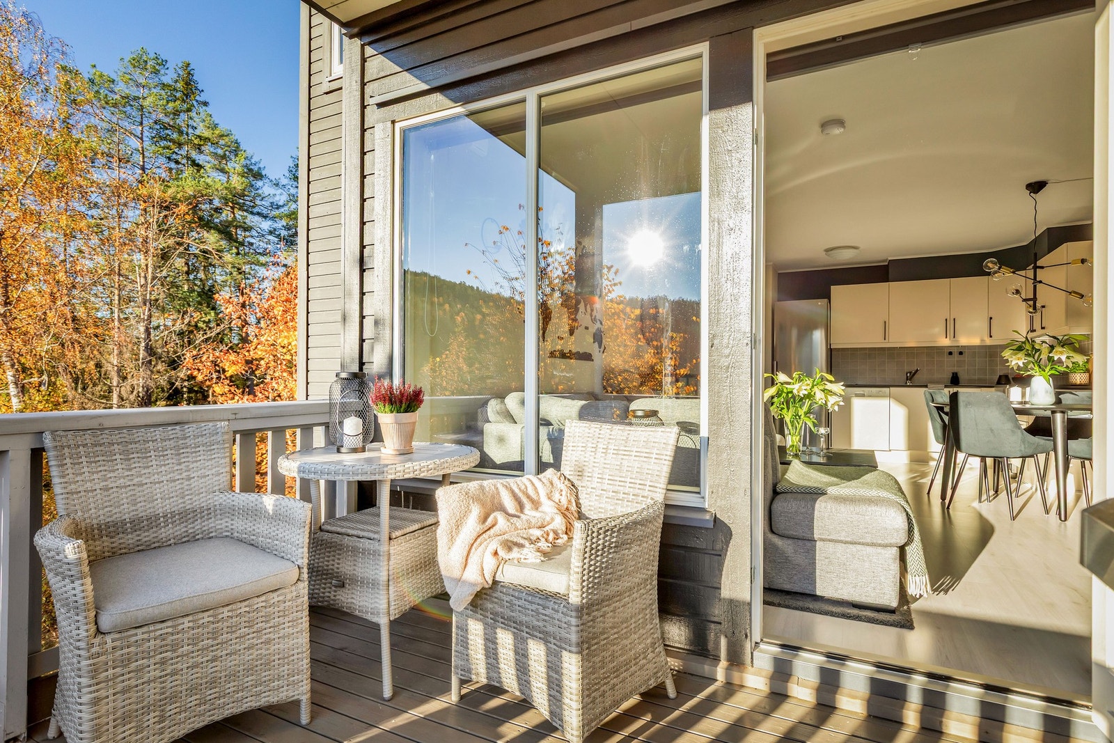 En solrik og rolig uteplass som fungerer som en forlengelse av stuen. Galleribilde