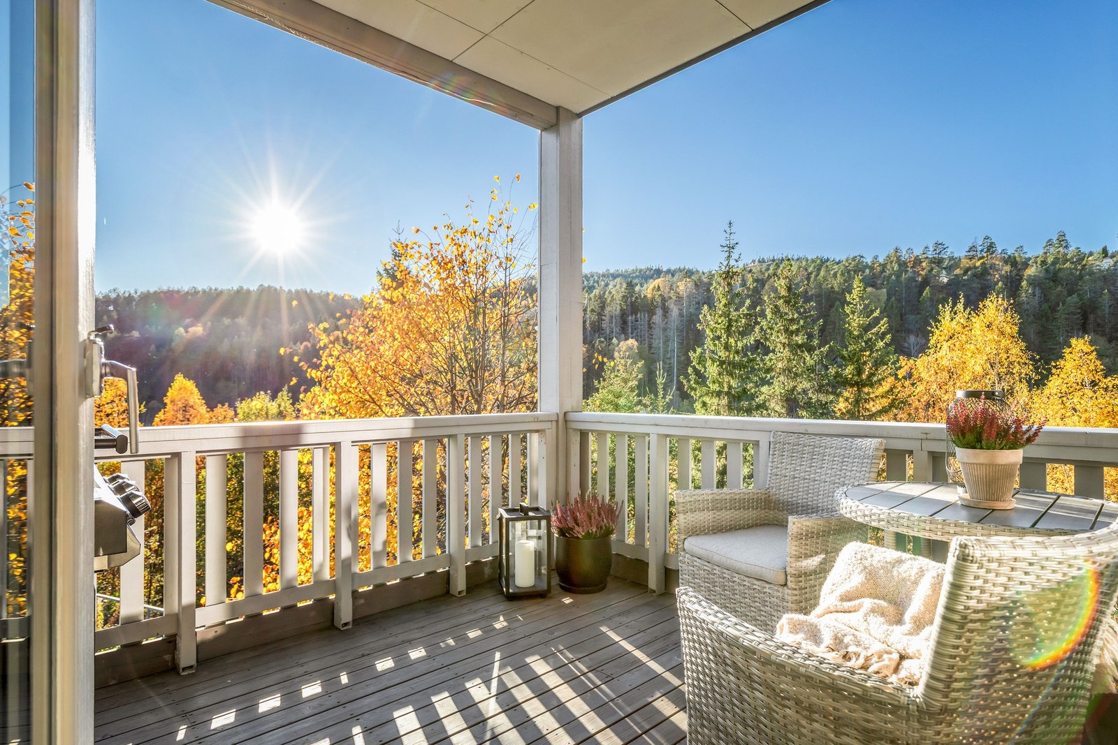 Leiligheten har i alt tre soverom og kan by på en sørvestvendt balkong mot grønne omgivelser. Galleribilde