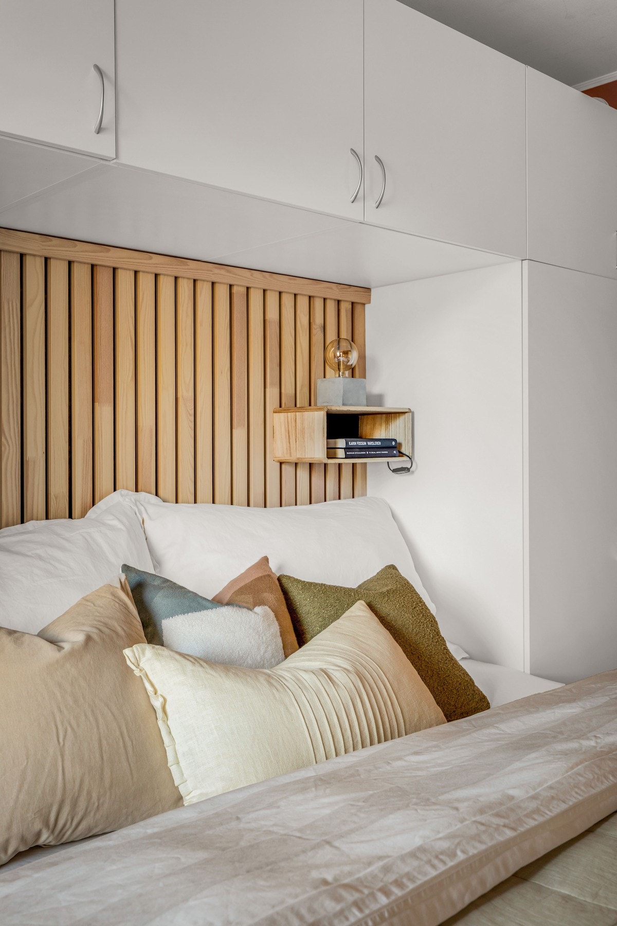 Dette rommet har inngang fra entré, med rom for en dobbeltseng og er møblert med innebygget skap. Vi elsker smarte løsninger! Galleribilde