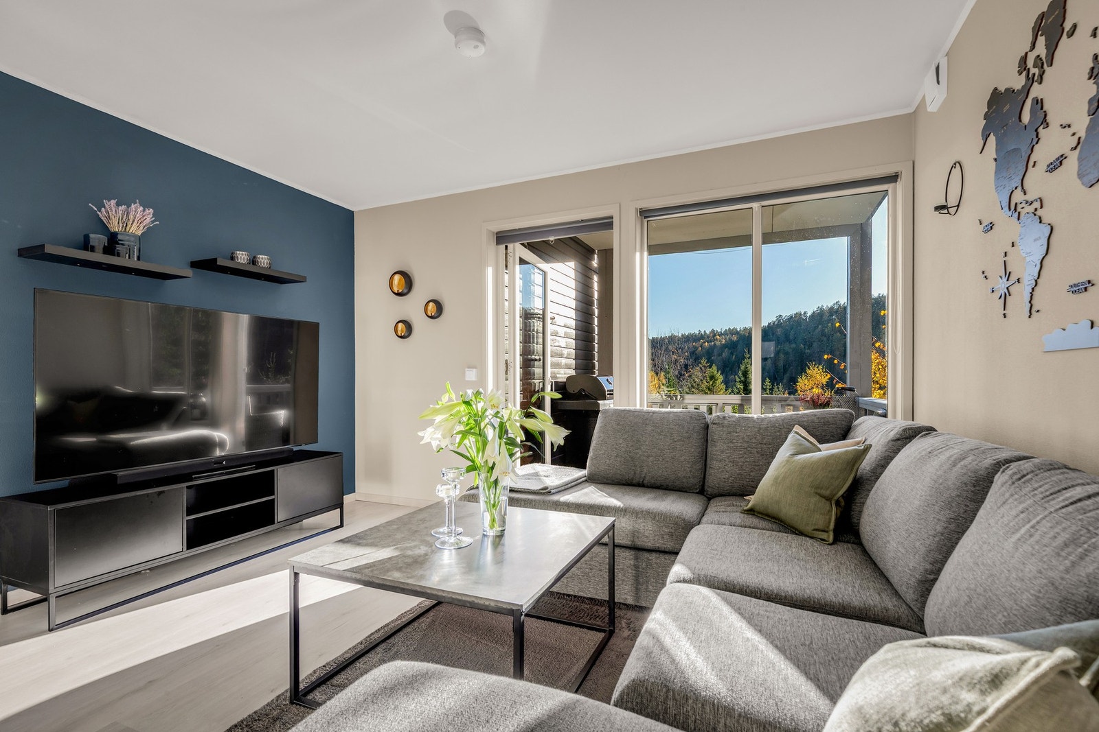 Åpen og luftig atmosfære med store vinduer og fine lysforhold. Galleribilde