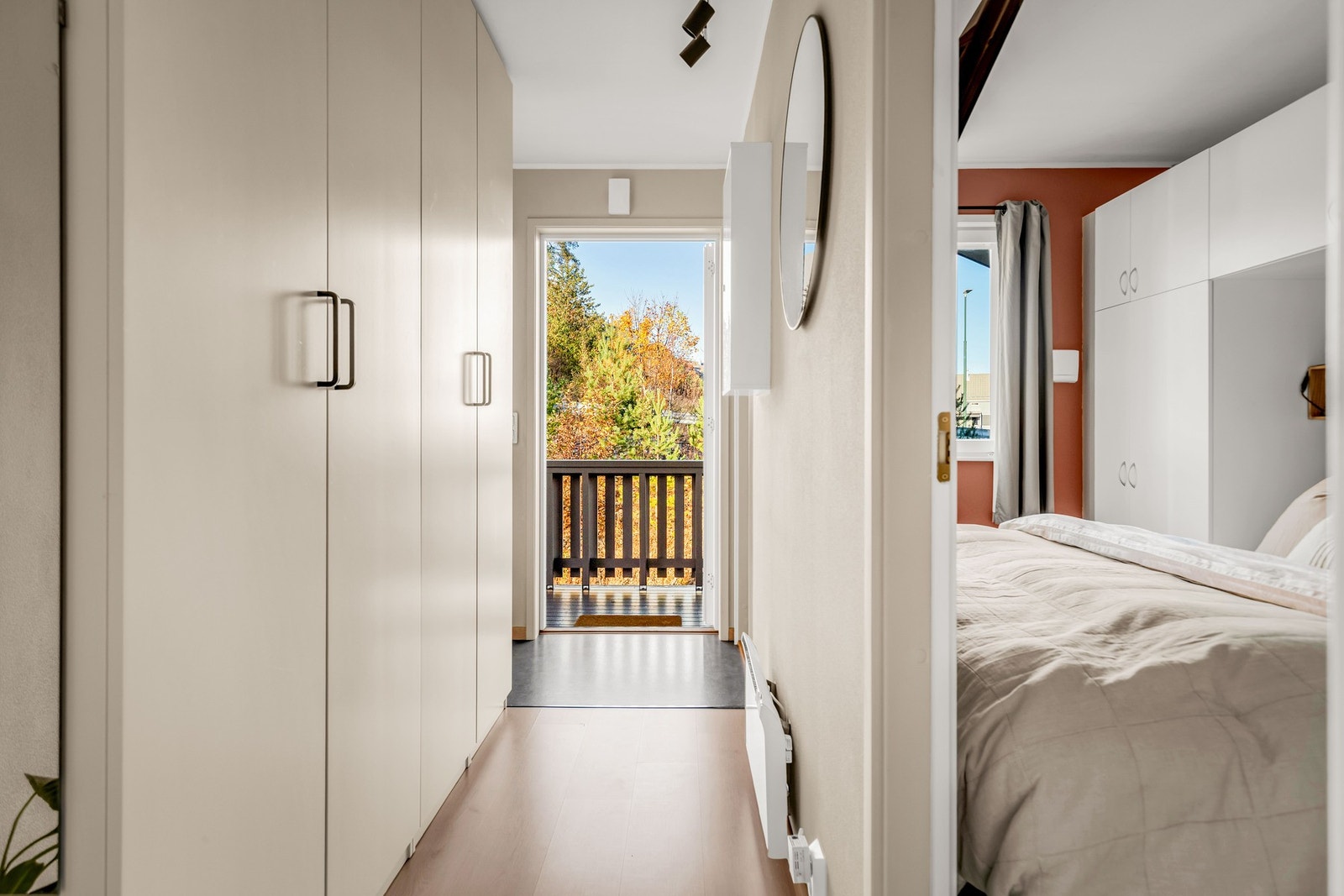 Gangen byr på en større garderobeløsning for oppheng av ytterklær og sko. Galleribilde