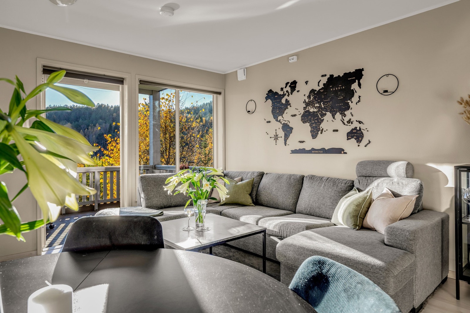 Fra stuen har man utgang til en sørvestvendt balkong på hele 7 m² med gode solforhold Galleribilde