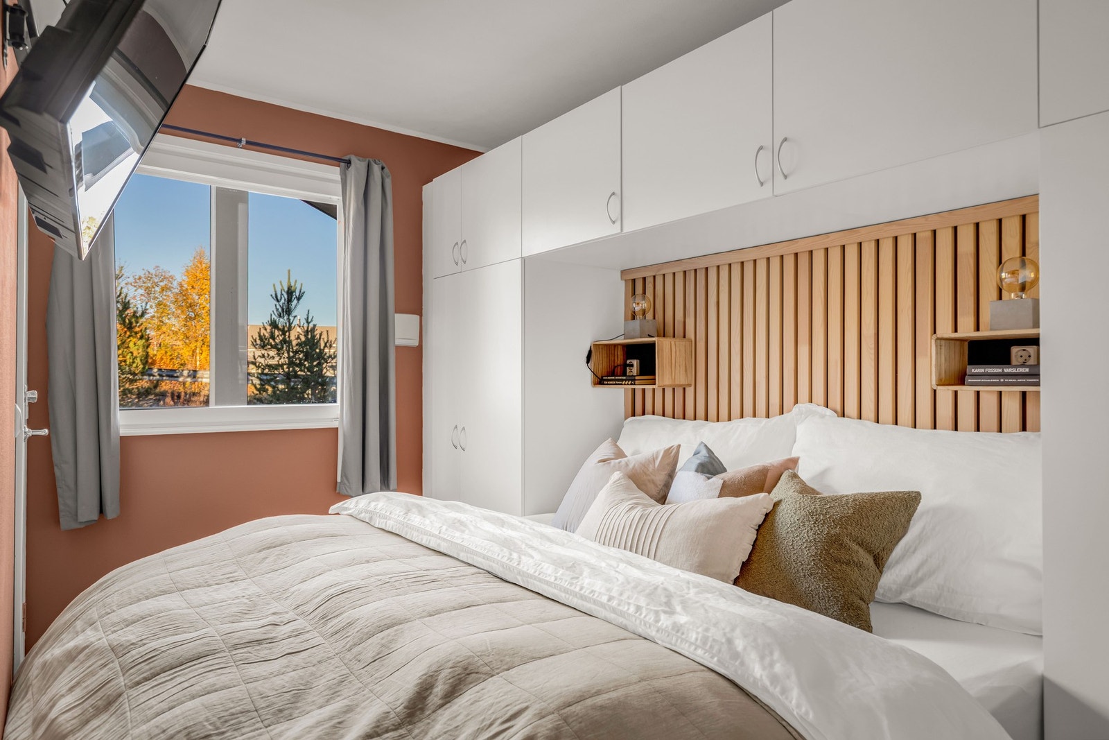 Hovedsoverommet er av god størrelse og rommer en større dobbeltseng, garderobeløsning og annen ønskelig møblering. Galleribilde