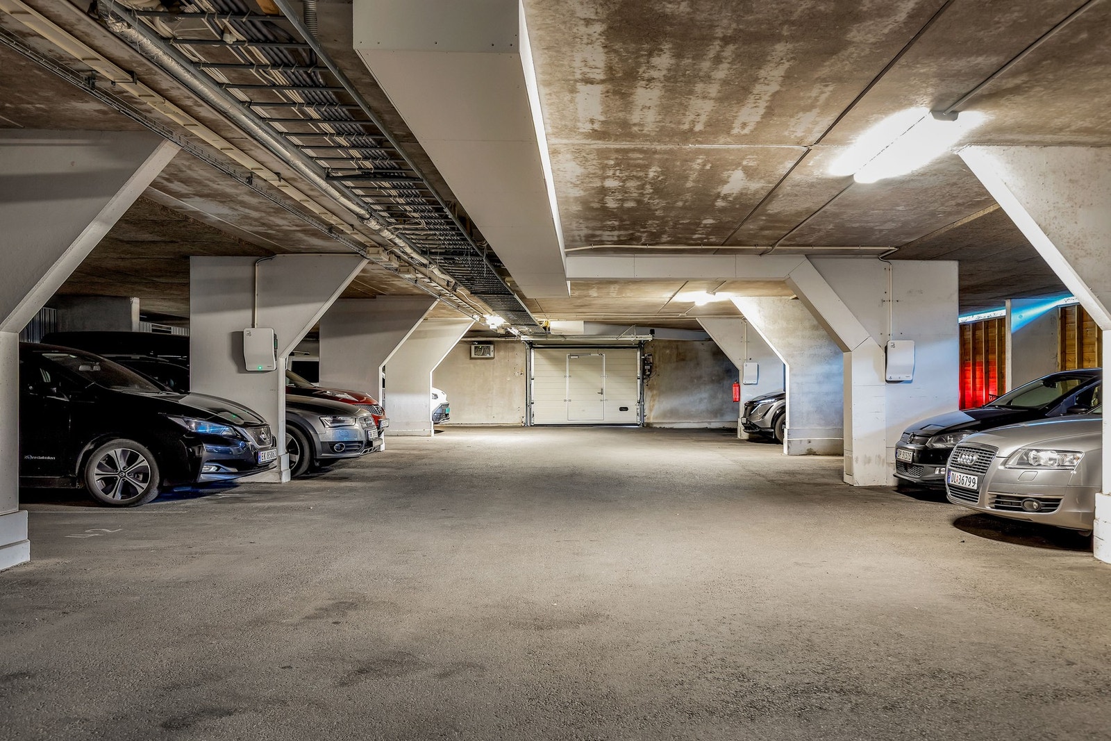 Tilhørende leiligheten følger en parkeringsplass med elbillader i felles garasjeanlegg i nabobygget. Galleribilde