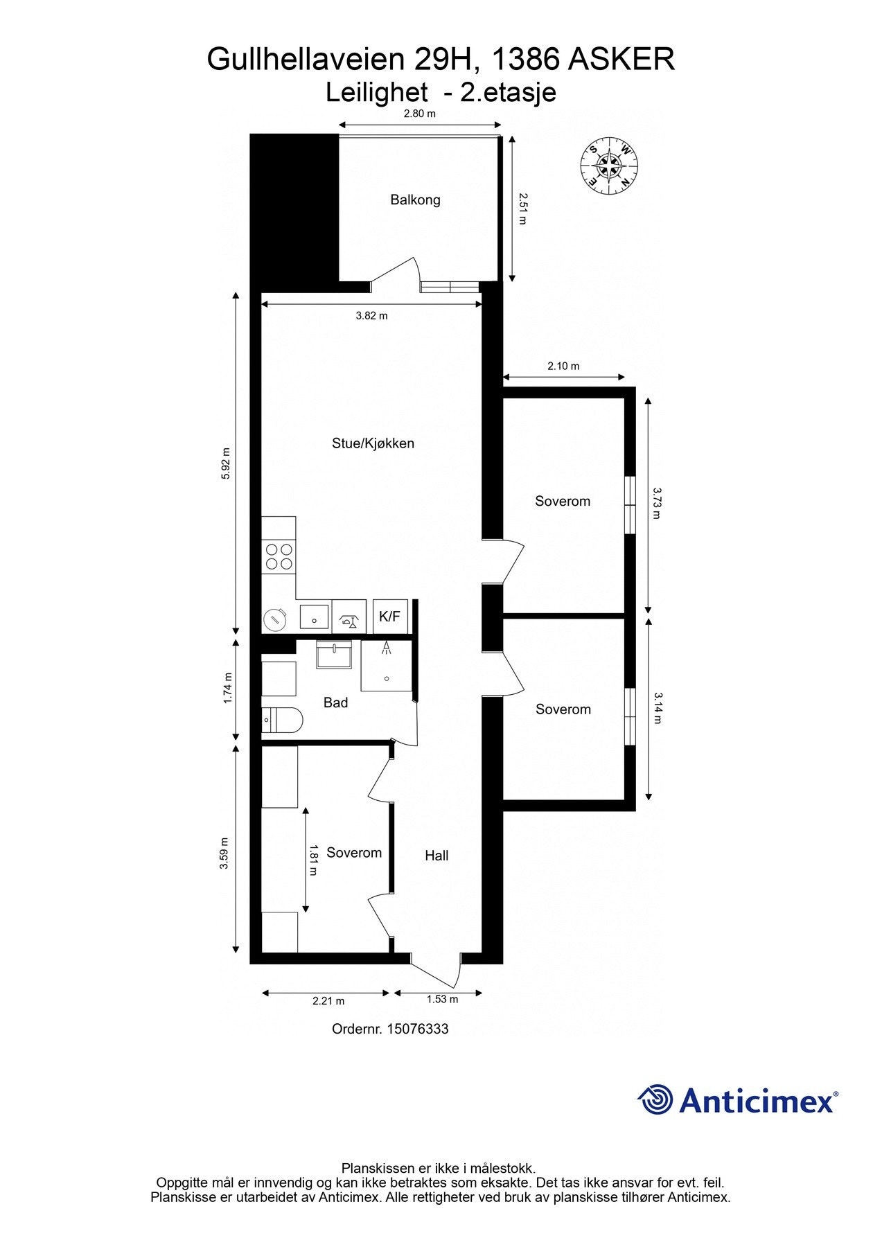 Leiligheten består av entré, åpen stue- og kjøkkenløsning, tre soverom og en balkong. Galleribilde