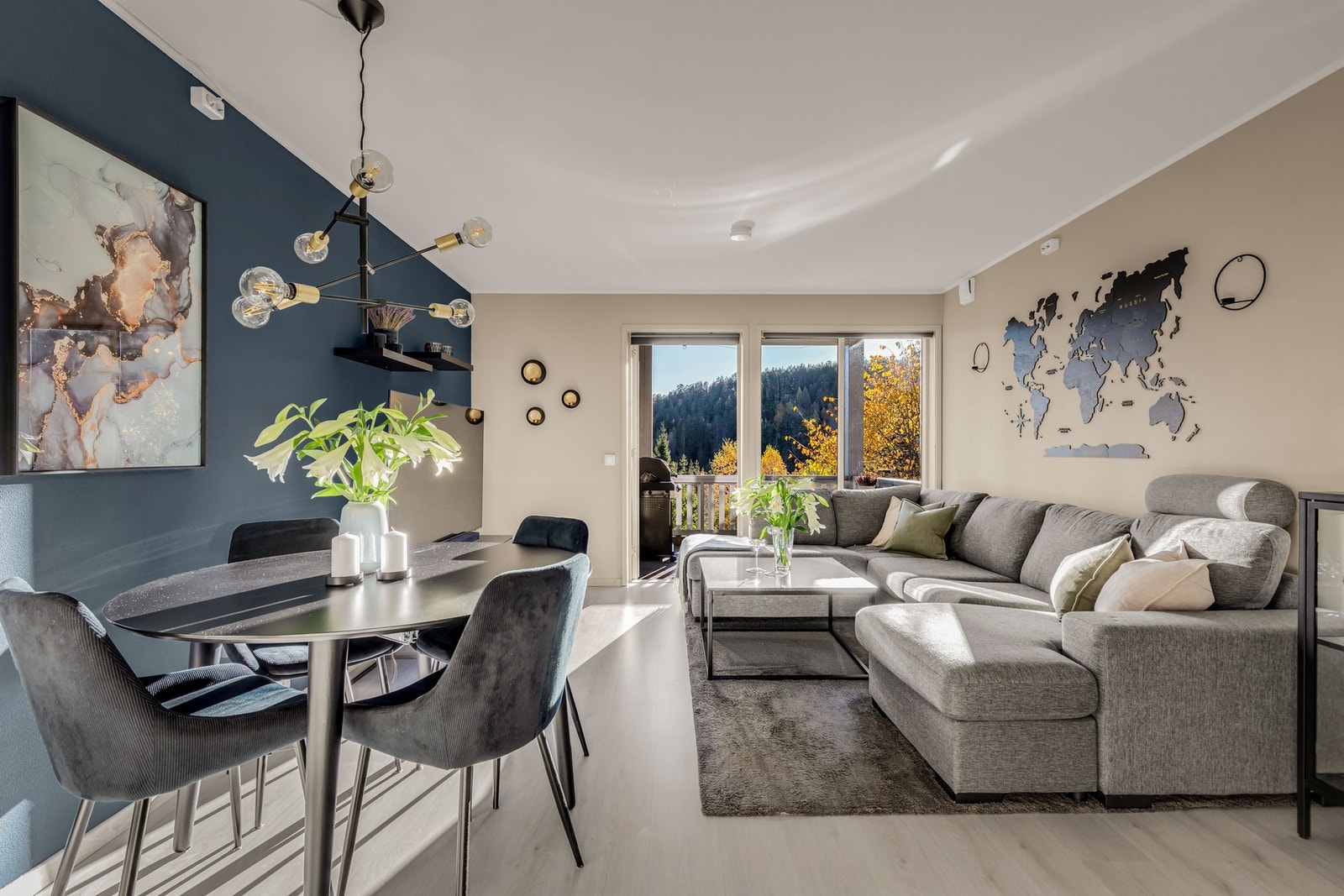 Her har du god plass til både en sofagruppe og et spisebord. Galleribilde