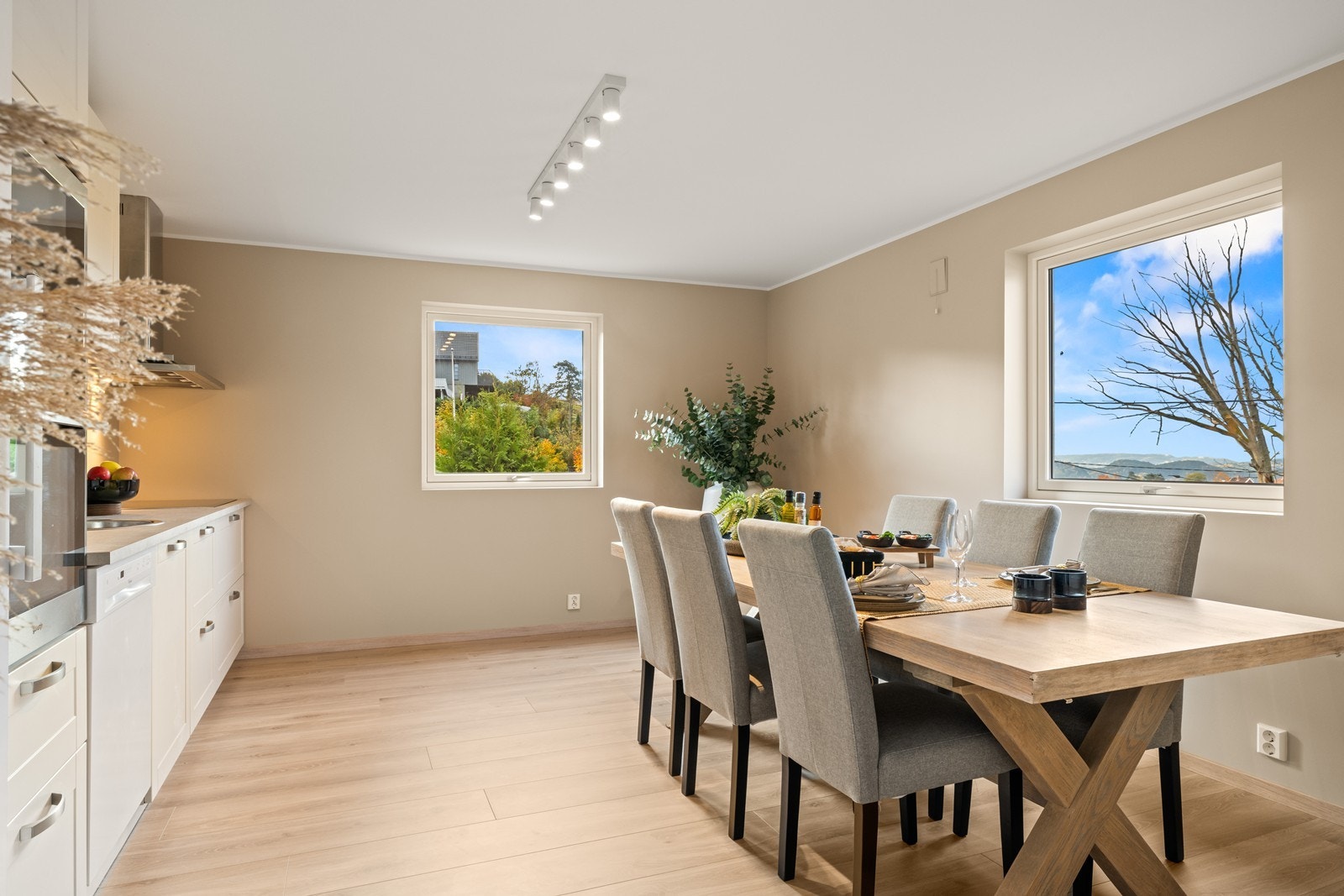 Kjøkken har god plass til spisebord, noe som gjør kjøkkenet til et naturlig samlingspunkt for både hverdagsmåltider og hyggelige stunder med familie og venner. Galleribilde