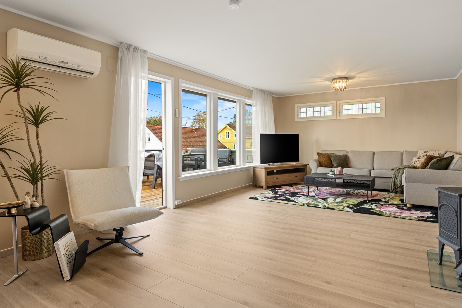 Stuen er romslig og lys, med store vindusflater som gir rikelig med naturlig lys og en god romfølelse. Galleribilde