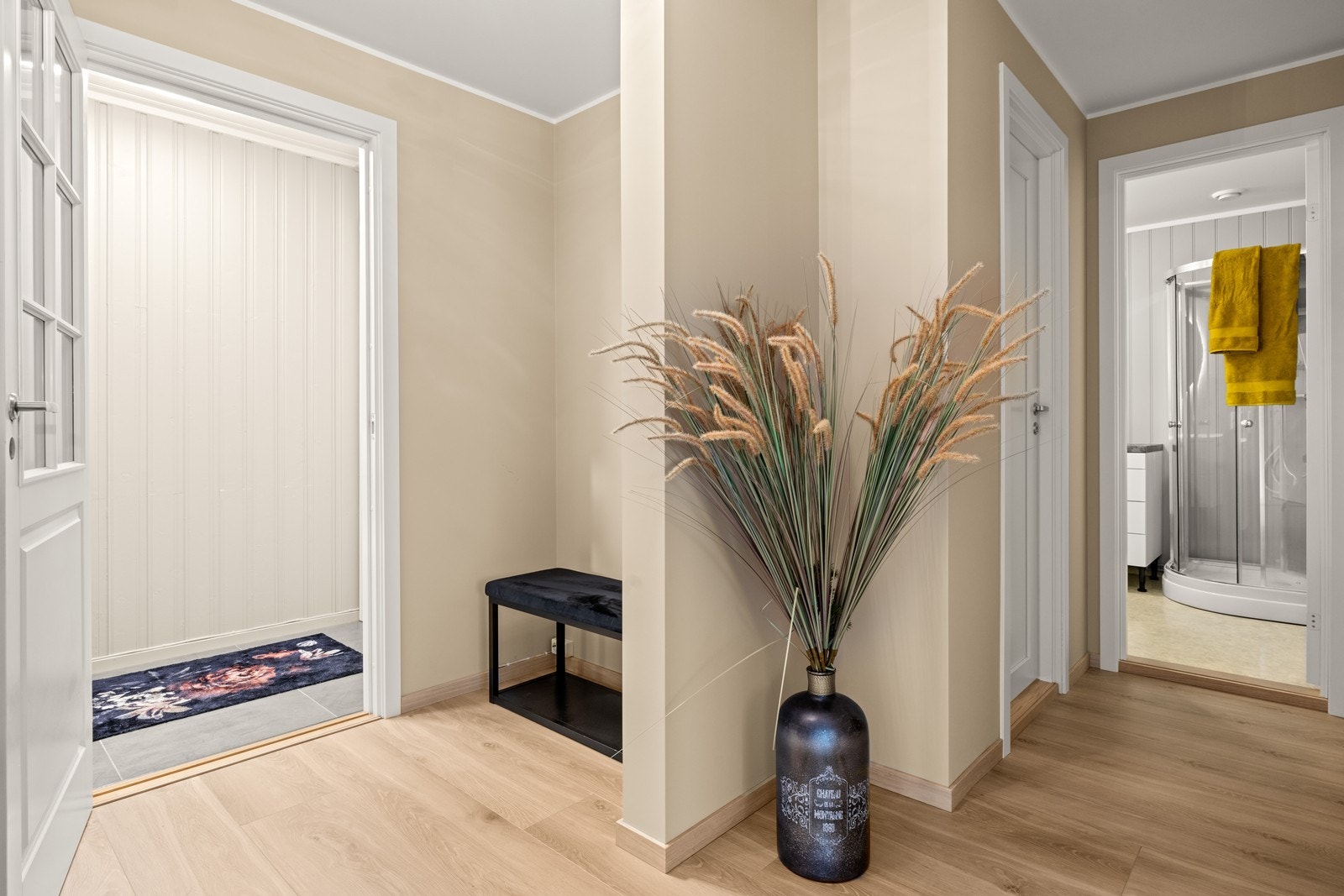 Entré og gang med plass til oppbevaring og god adkomst til boligens øvrige rom. Galleribilde