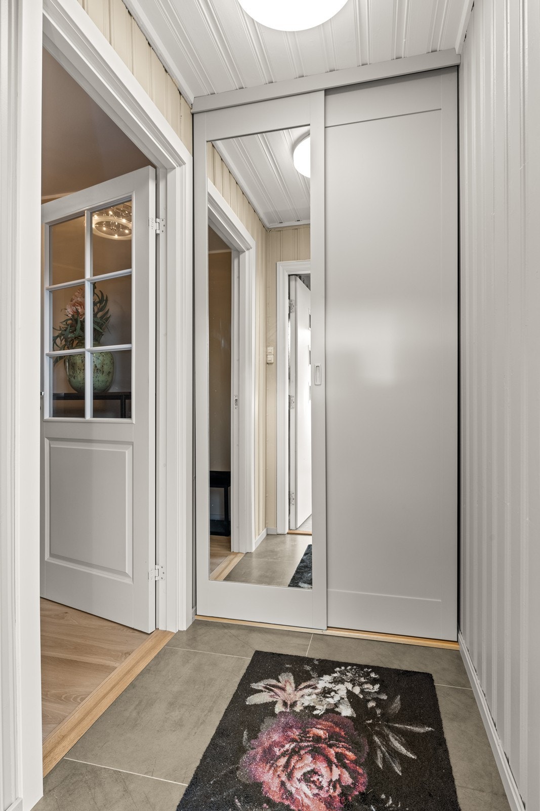 Gangen har en praktisk utforming med garderobeløsning som gir god plass til oppbevaring av yttertøy og sko. Galleribilde