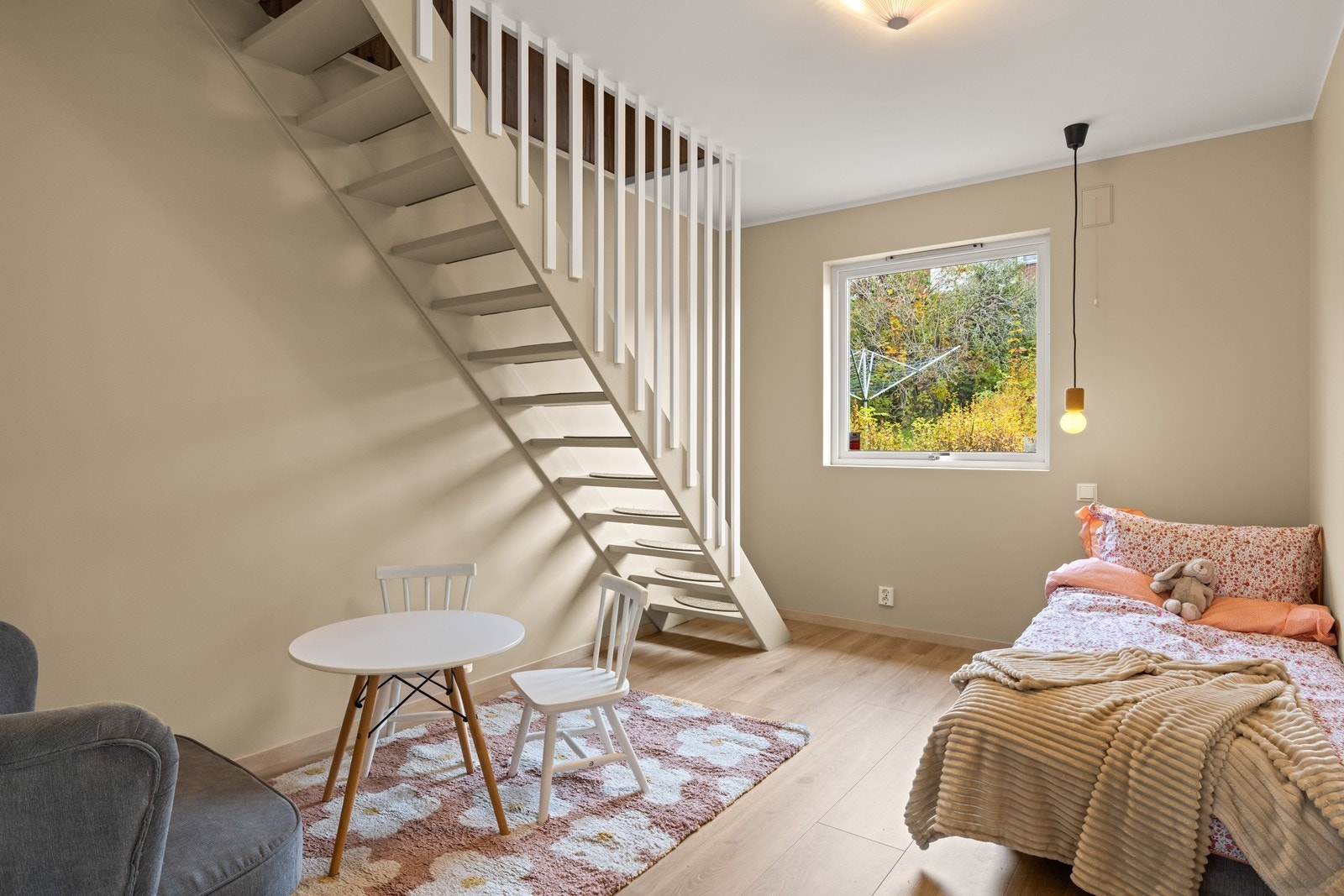 Soverommene har gode lysforhold og plass til nødvendig møblering, som seng, garderobe og skrivebord. Galleribilde