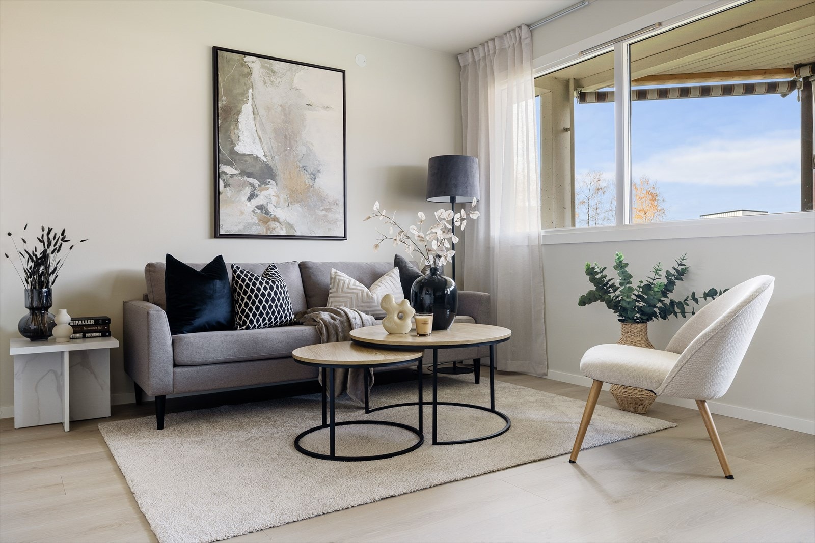 I stua er det god plass til både sofagruppe og spisestuebord. Galleribilde