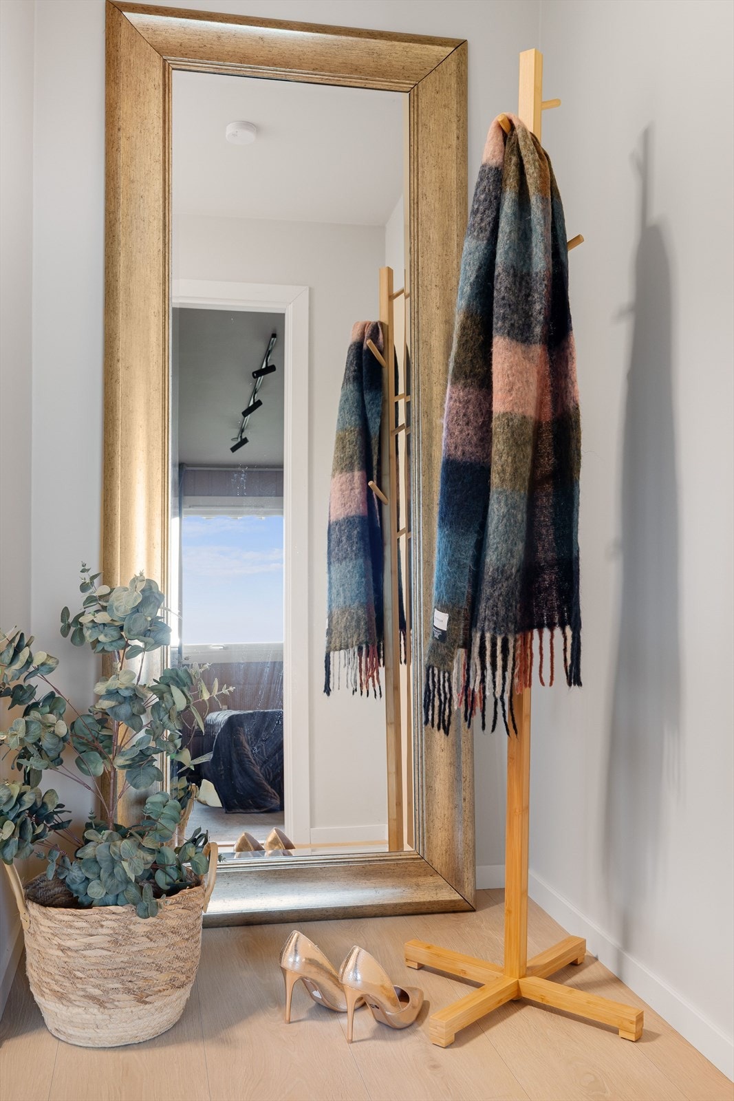 Utenfor soverommet er det i gangen plass til sko og yttertøy. Galleribilde