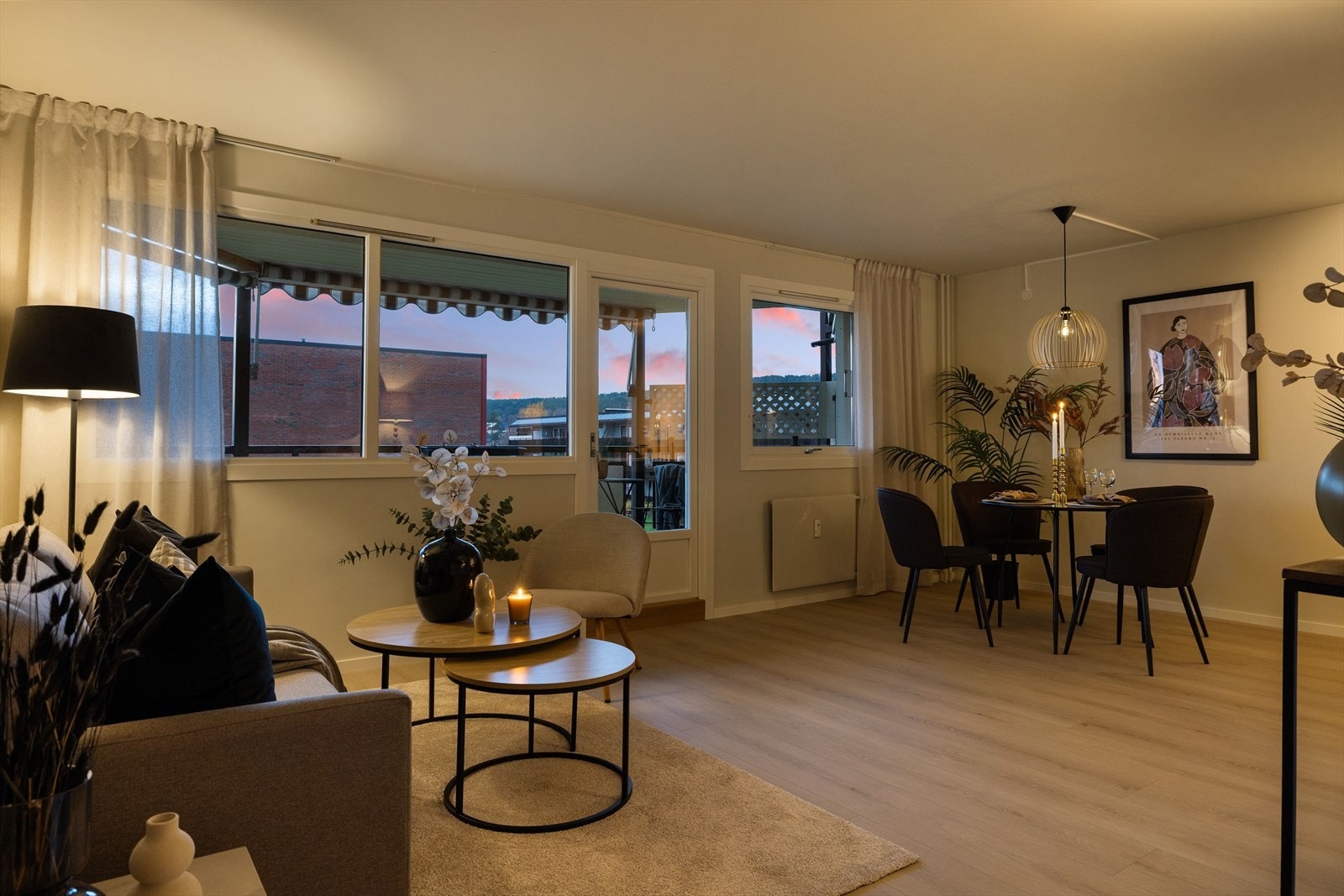 Fra stua er det utgang til en romslig balkong. Galleribilde