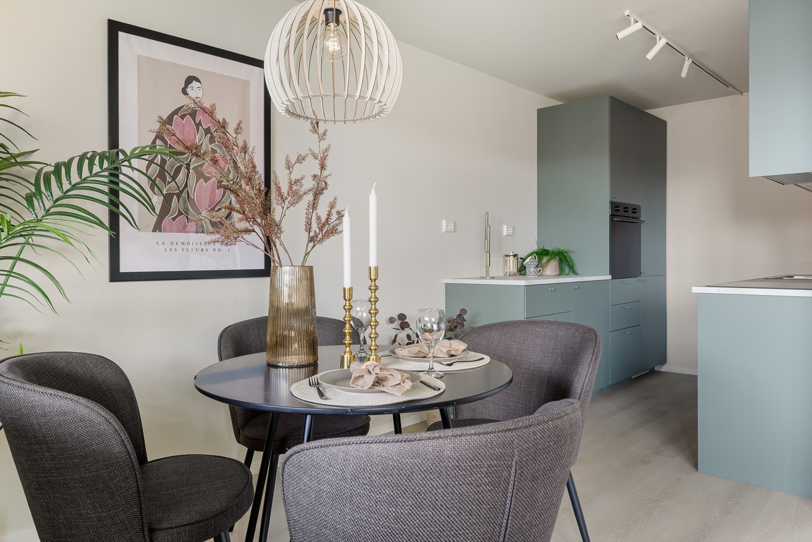 Innredningen er fra IKEA og består av over-, under- og høyskap med grønne, glatte fronter. Galleribilde