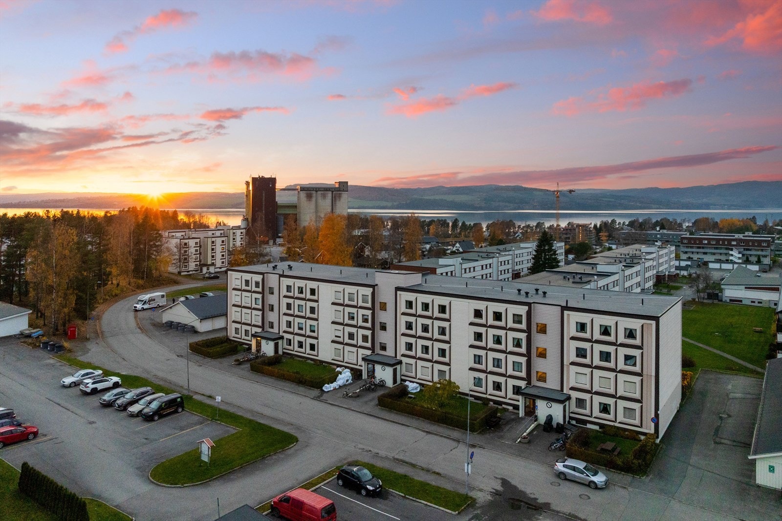 Det er kort vei til både butikker, bussforbindelse og fine turområder i Furuberget og langs Mjøsa. Galleribilde
