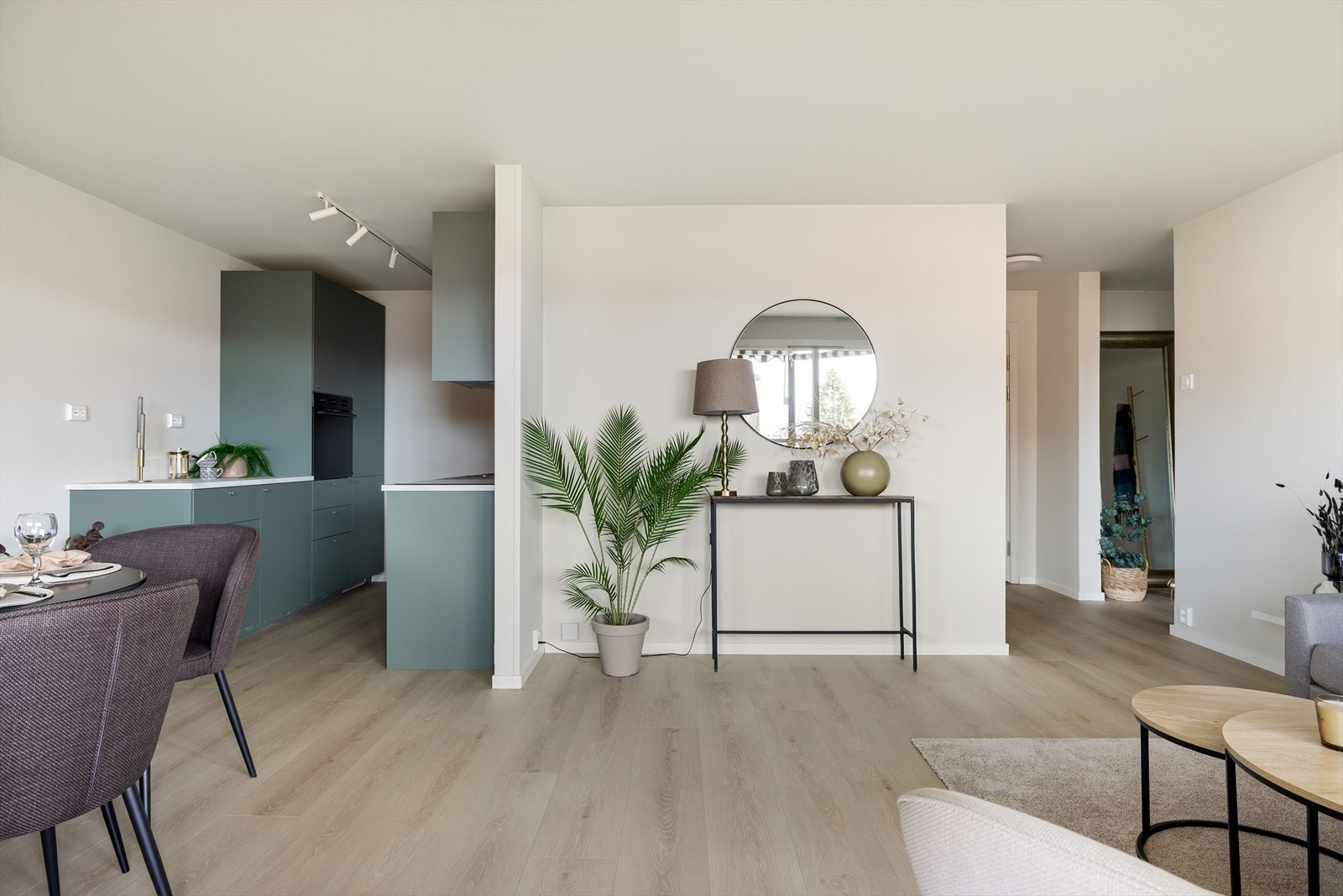 En praktisk vegg med plass til TV-møblement. Galleribilde