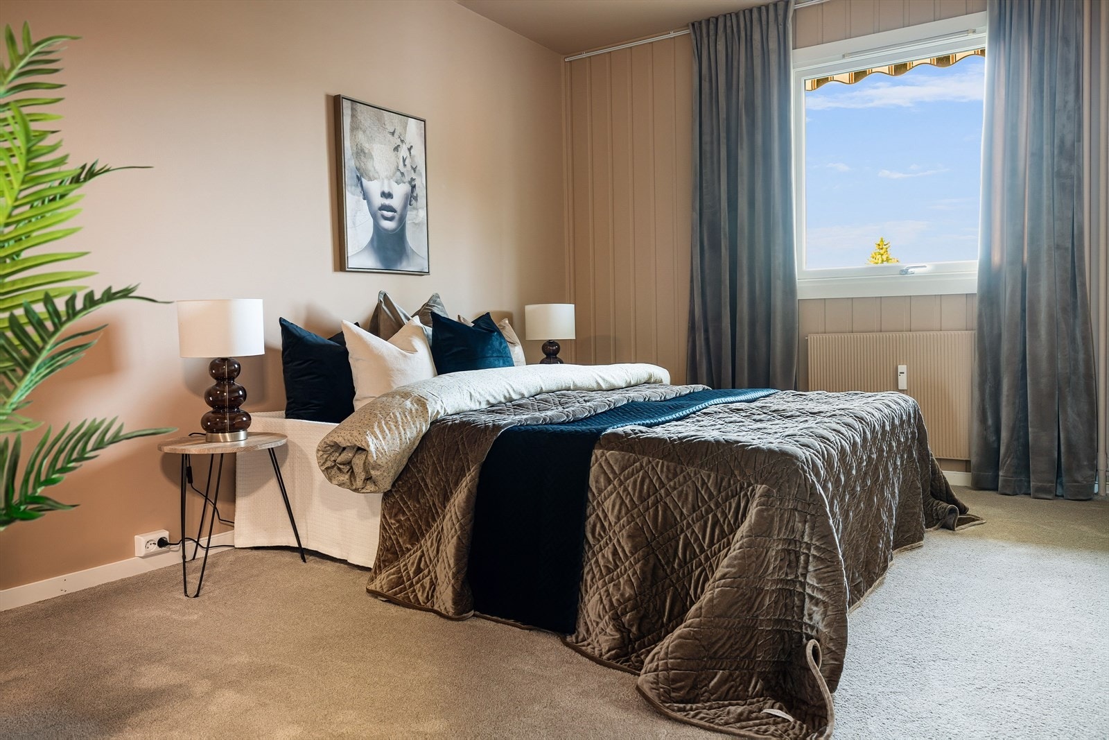 Leiligheten har et pent og romslig soverom med god plass til dobbeltseng med tilhørende nattbord. Galleribilde