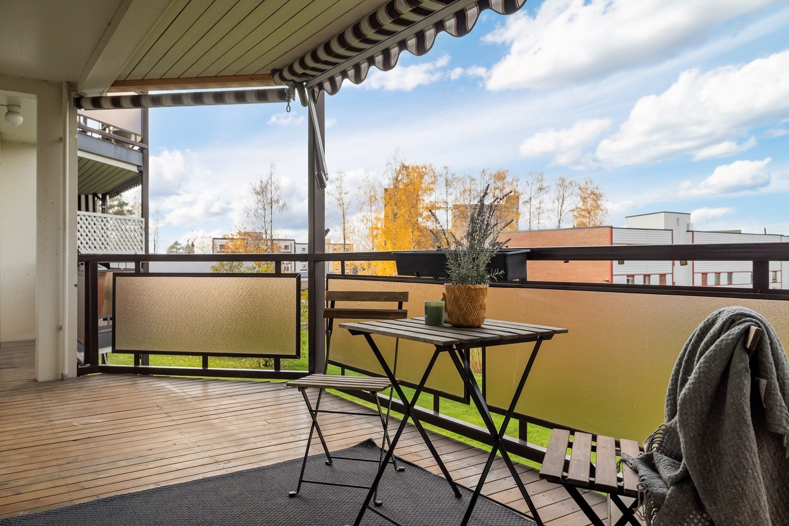 Balkongen er overbygd og vendt mot vest. En fin forlengelse av stua i sommerhalvåret. Galleribilde