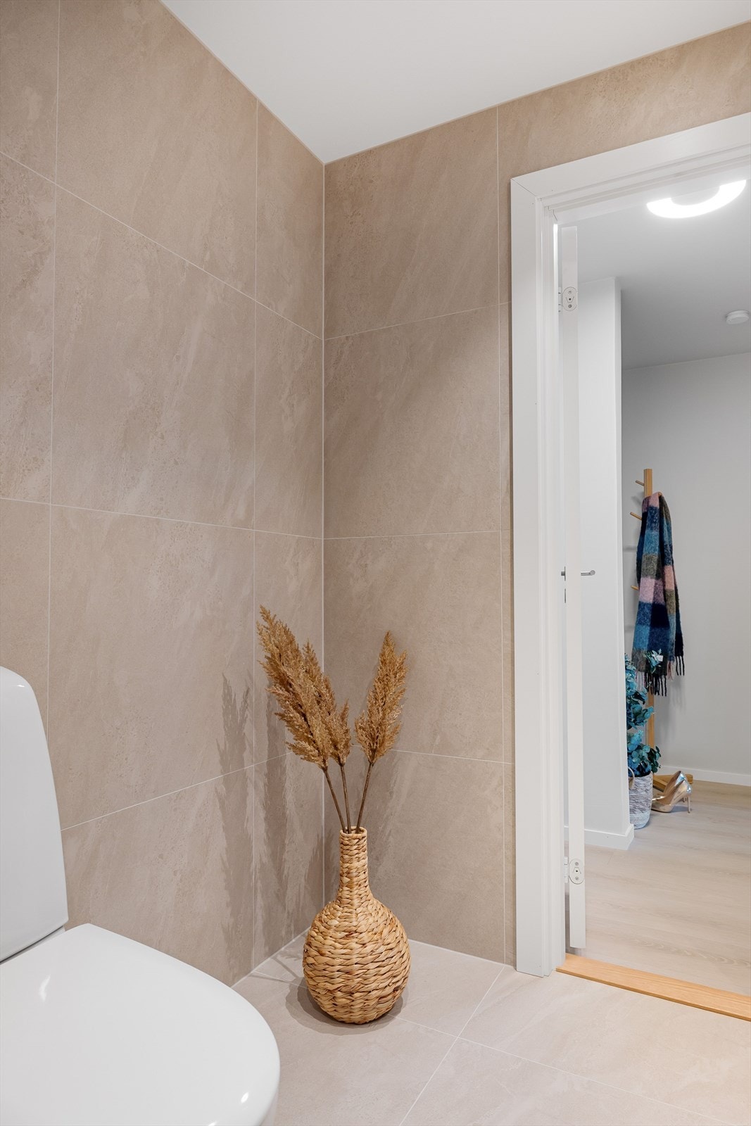 Badet har gulvmontert toalett. Galleribilde