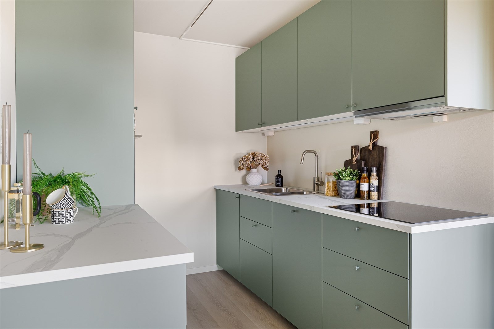 Benkeplate av laminat med nedfelt oppvaskkum med liten skyllekum i rustfritt stål. Galleribilde