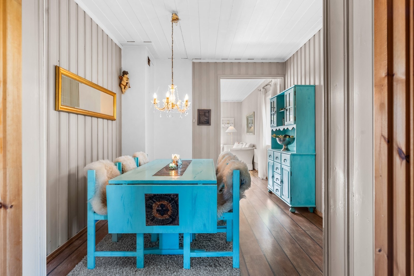 Her får du en innbydende spisestue med god plass til familie og venner rundt bordet. Galleribilde