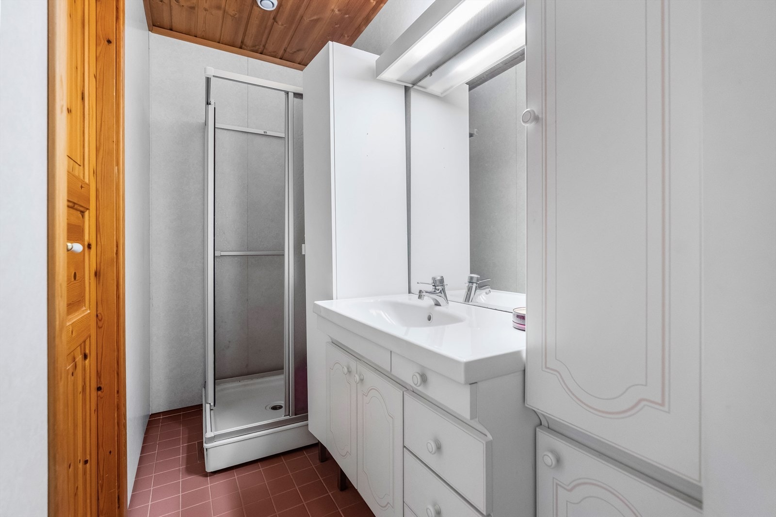 Her kan du forme ditt eget uttrykk - et baderom med behov for oppussing, men mange muligheter. Galleribilde