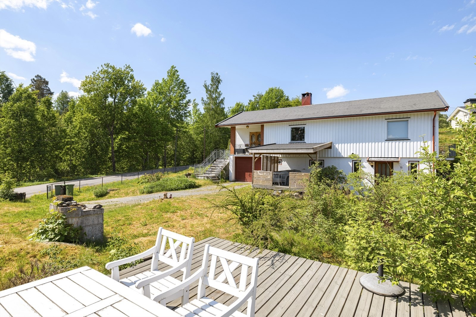 En sjarmerende enebolig på Flateby med potensial, der hagen innbyr til rolige stunder. Galleribilde