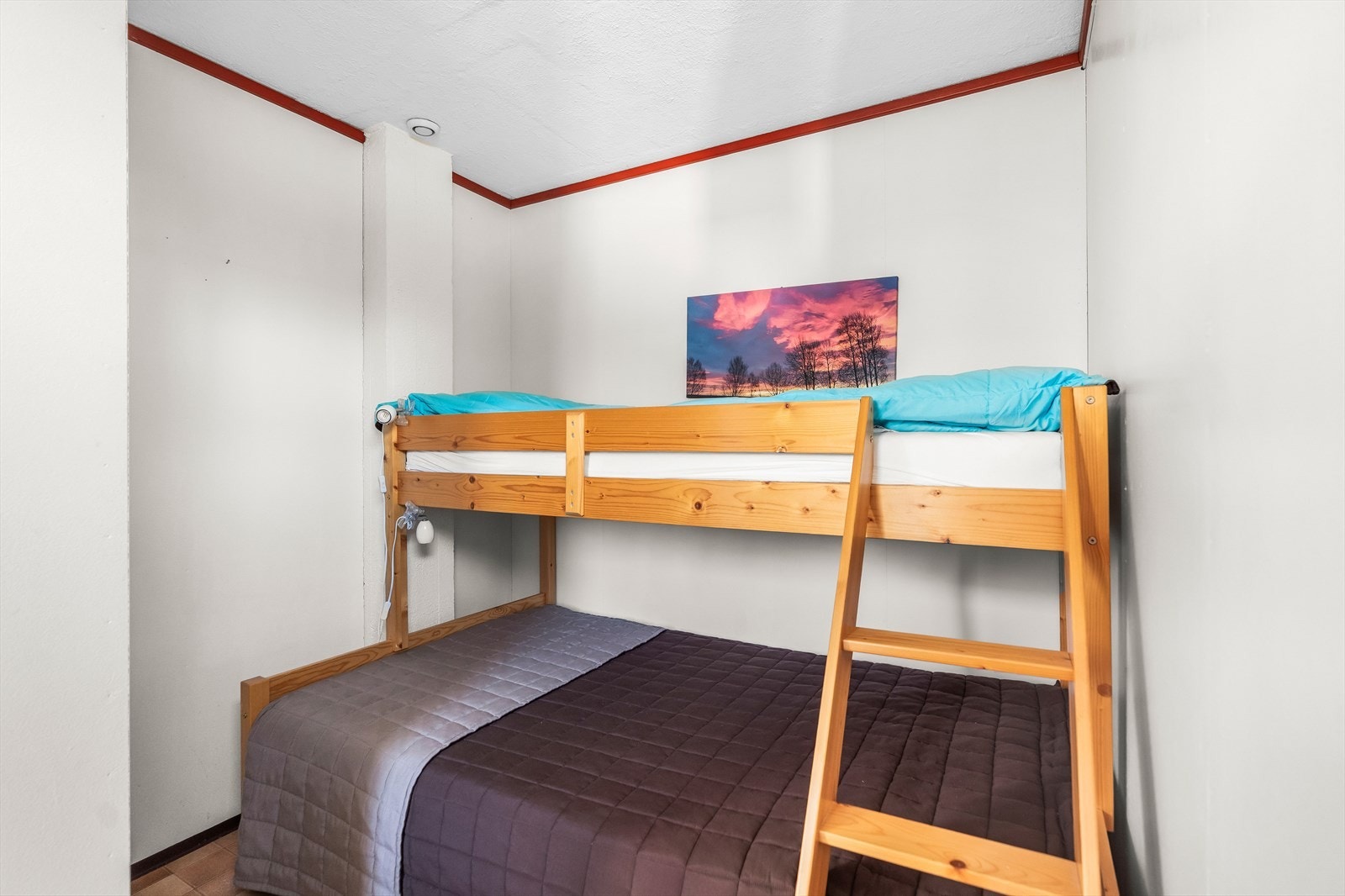 Boligens andre soverom gir mange muligheter: perfekt som barnerom, kontor eller gjesterom. Galleribilde