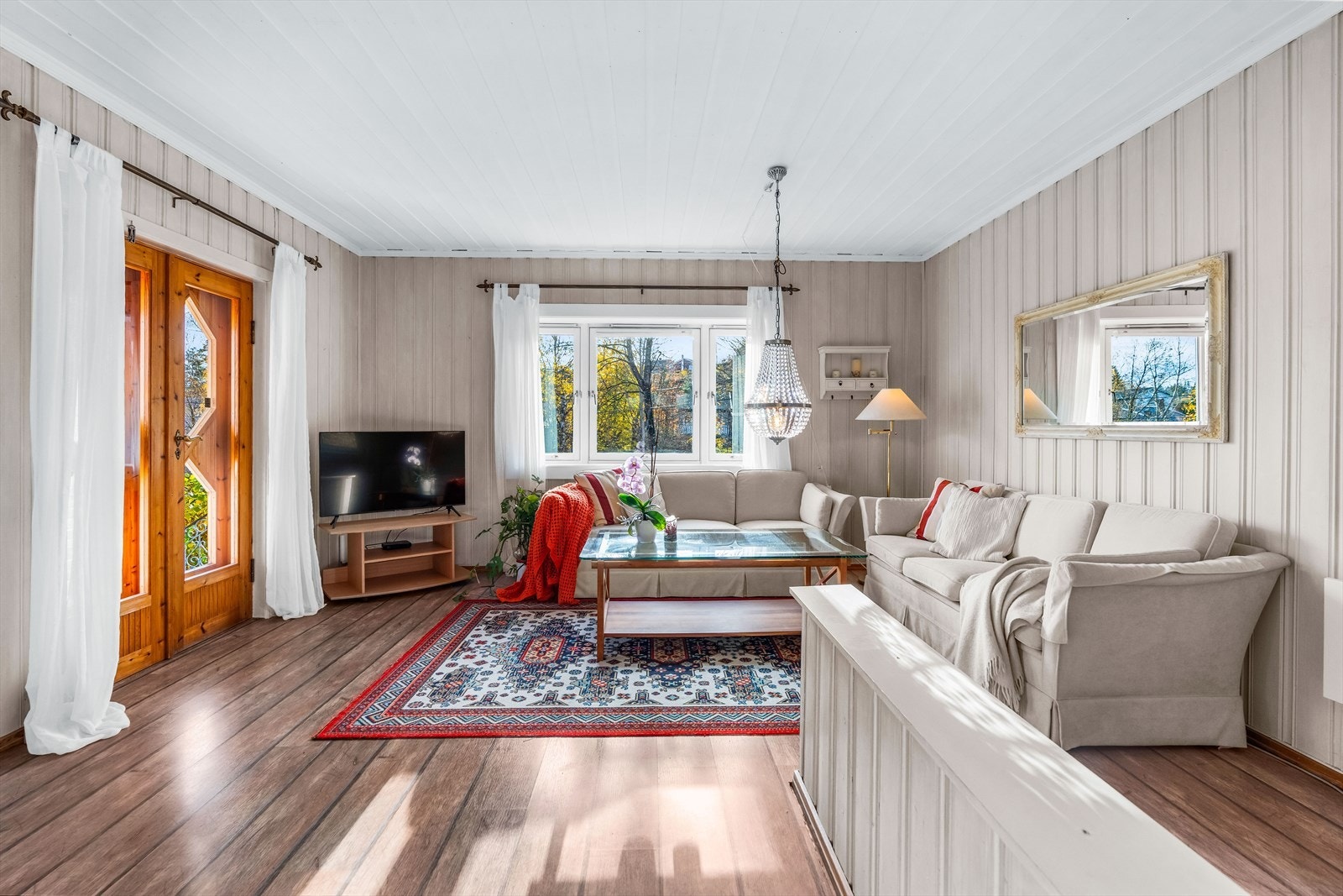 De store vindusflatene slipper inn rikelig med naturlig lys og sørger for et lyst og luftig uttrykk. Galleribilde