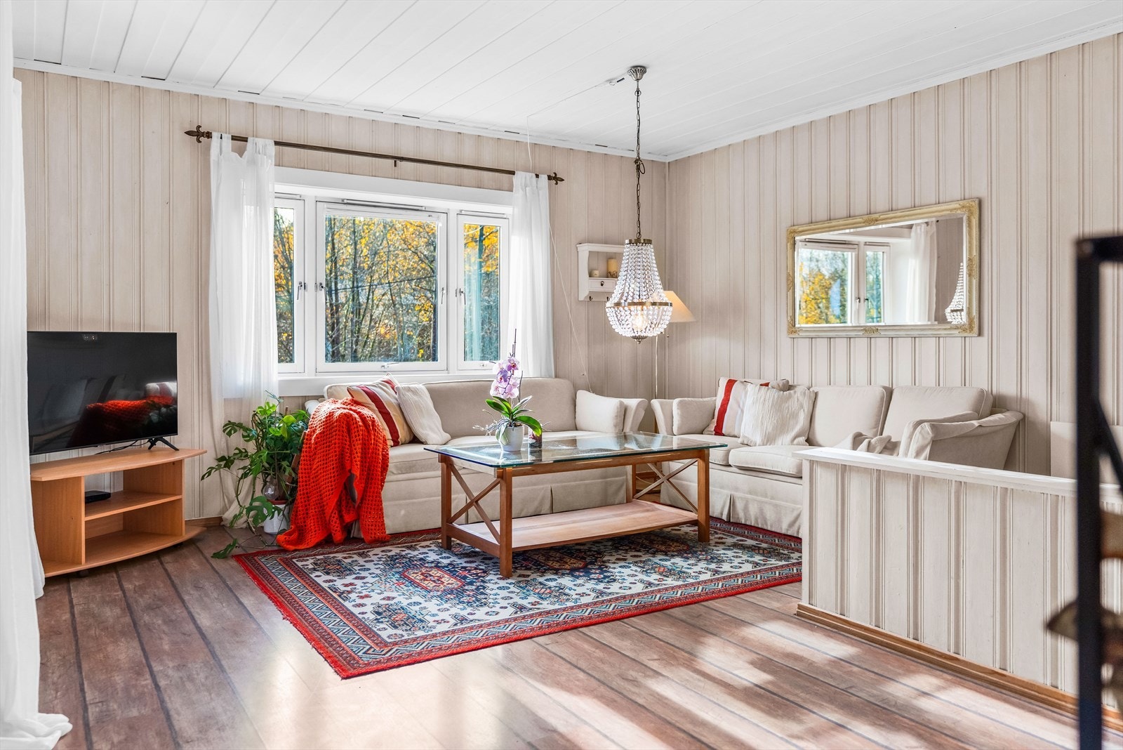 Et luftig oppholdsrom med rom for ulike møbleringsalternativer. Galleribilde