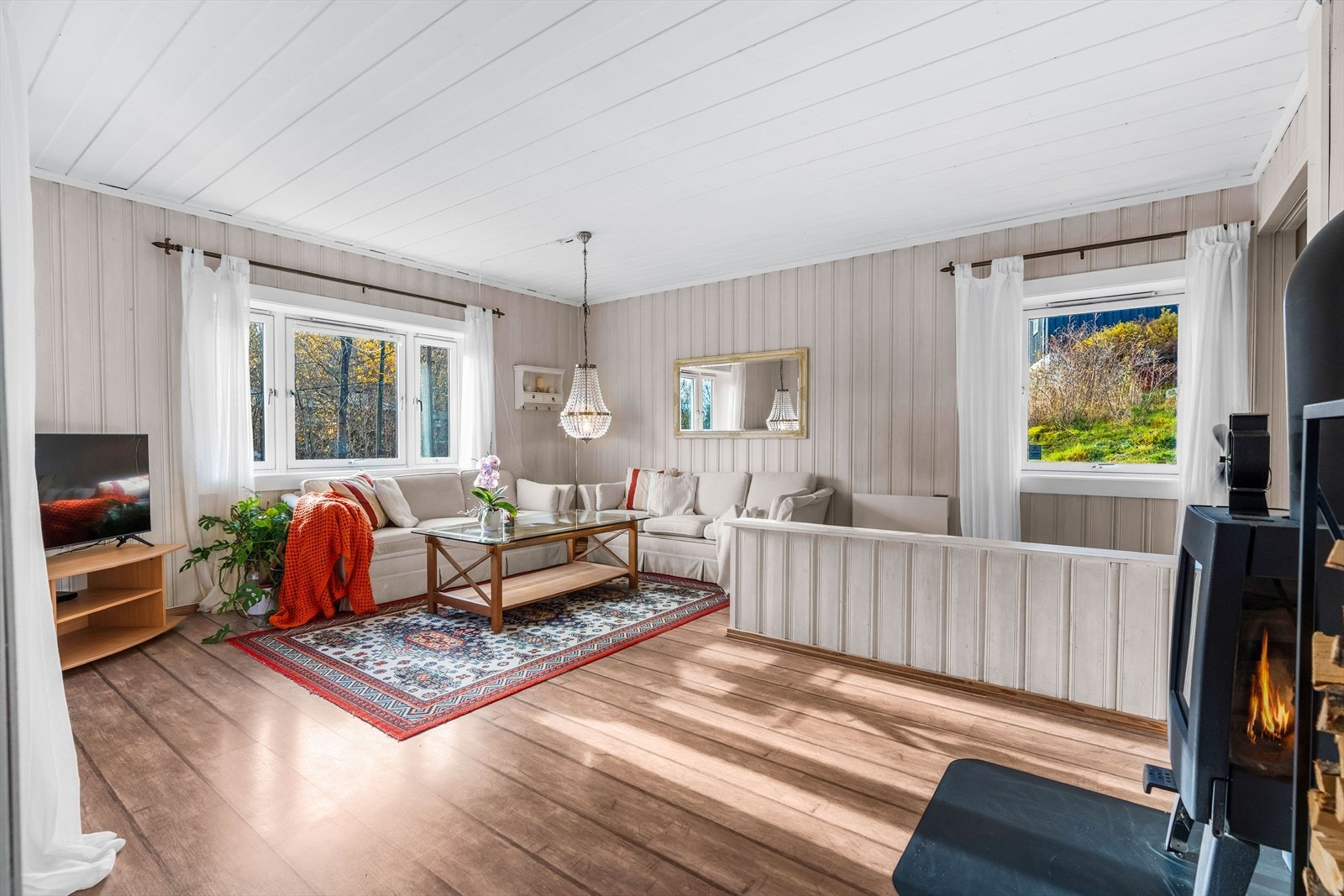 Her får du en stue med behagelige farger og peis som gir både varme og sjarm. Galleribilde