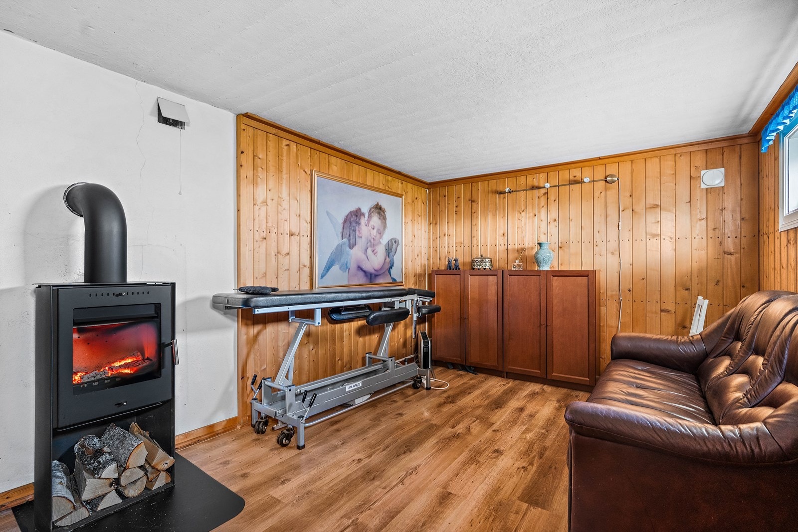 Kjellerstue med moderniseringsbehov - her kan du skape et lyst og trivelig oppholdsrom etter eget ønske. Galleribilde