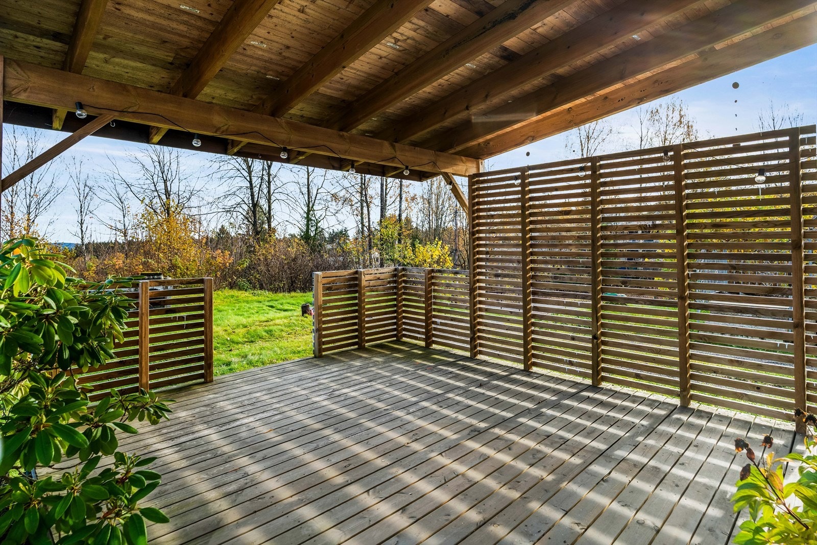 Stor terrasse med tak på 18 kvm - perfekt for hyggelige sommerdager, utemøbler og grillkvelder. Galleribilde