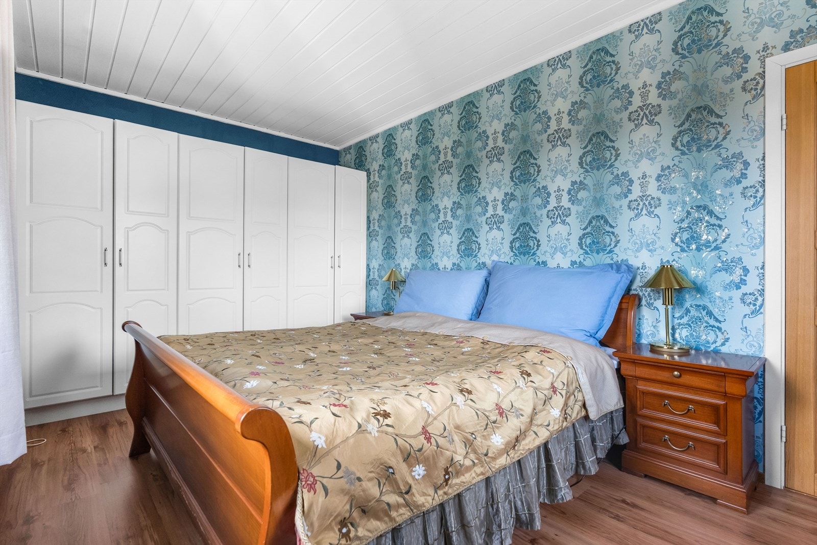 Hovedsoverommet er romslig med plass til dobbeltseng, nattbord og garderobeløsning. Galleribilde